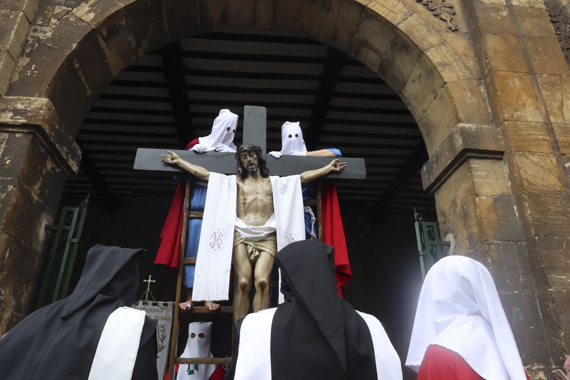 Las mejores imágenes de la procesión del Santo Entierro en Avilés