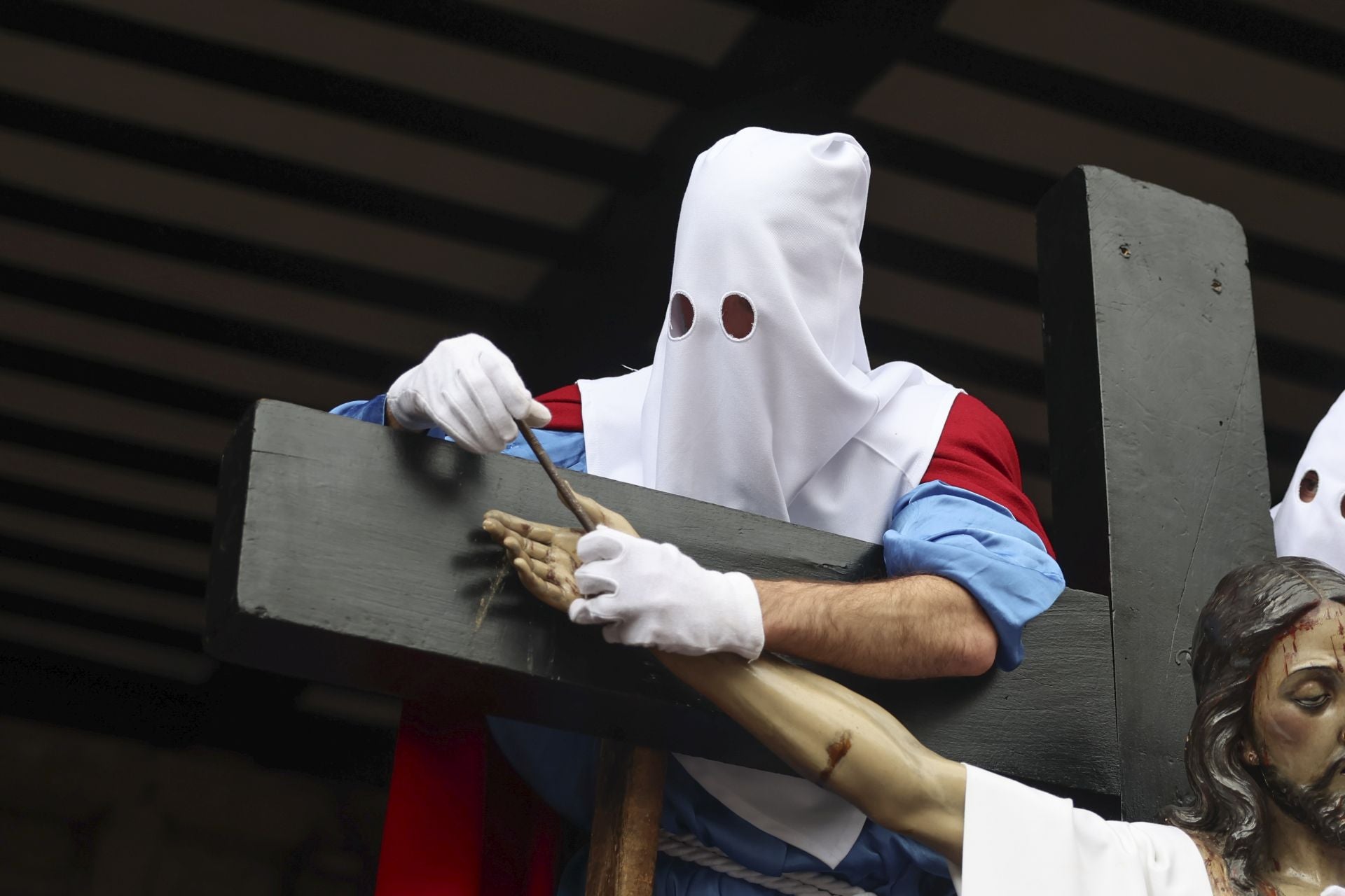 Las mejores imágenes de la procesión del Santo Entierro en Avilés