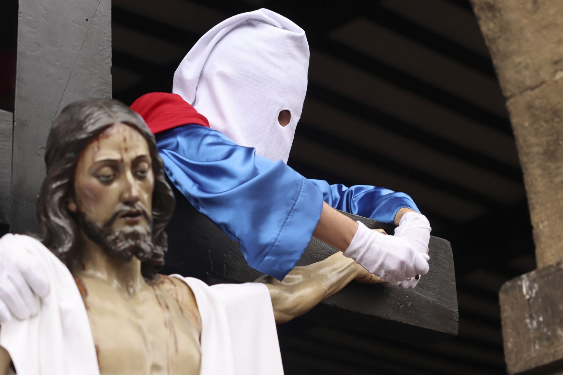 Las mejores imágenes de la procesión del Santo Entierro en Avilés
