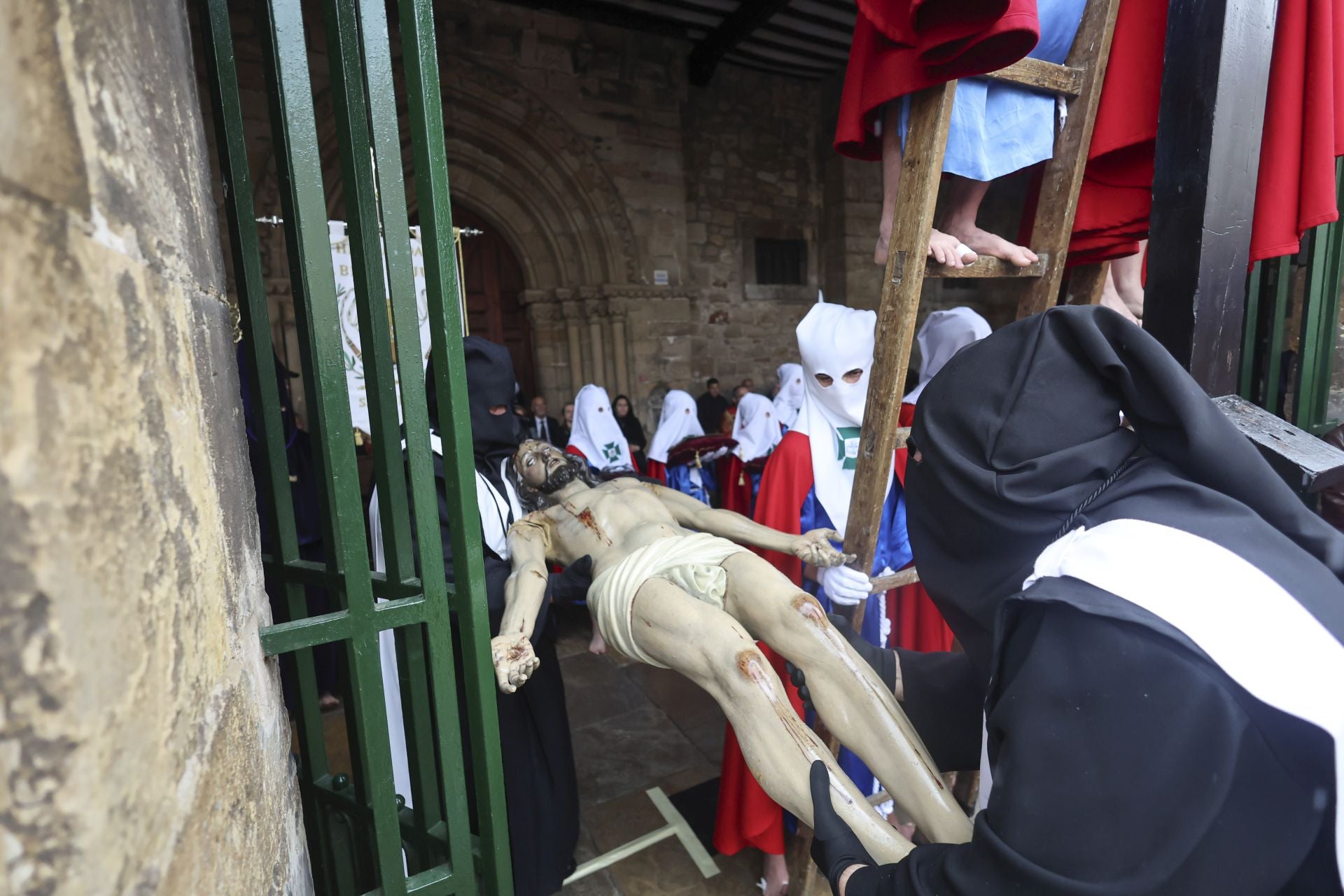 Las mejores imágenes de la procesión del Santo Entierro en Avilés