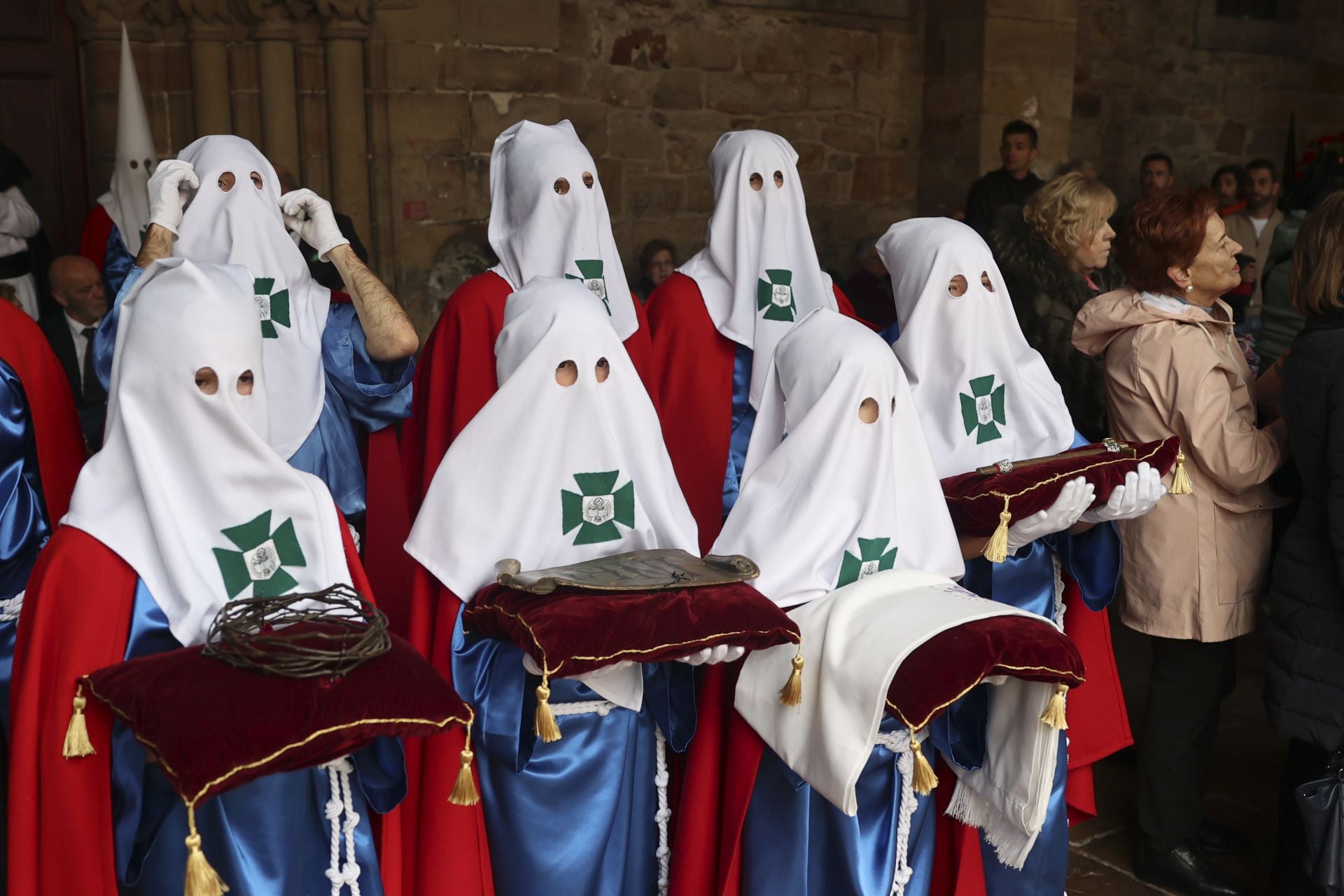 Las mejores imágenes de la procesión del Santo Entierro en Avilés