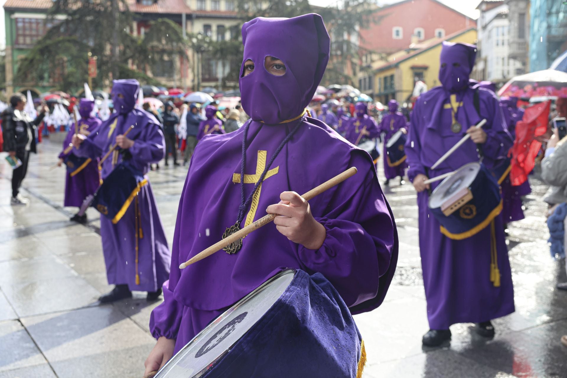 Las mejores imágenes de la procesión del Santo Entierro en Avilés
