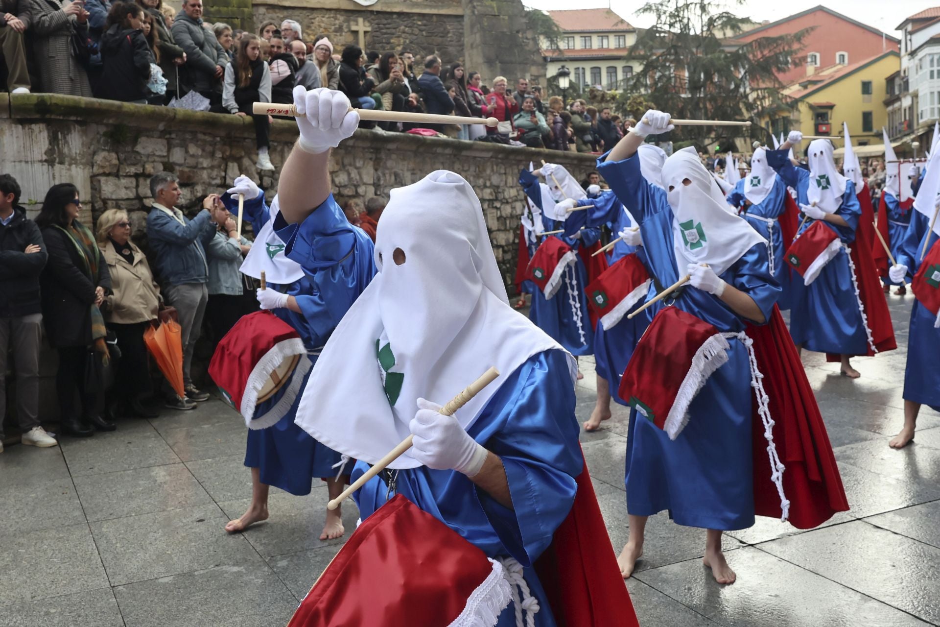 Las mejores imágenes de la procesión del Santo Entierro en Avilés