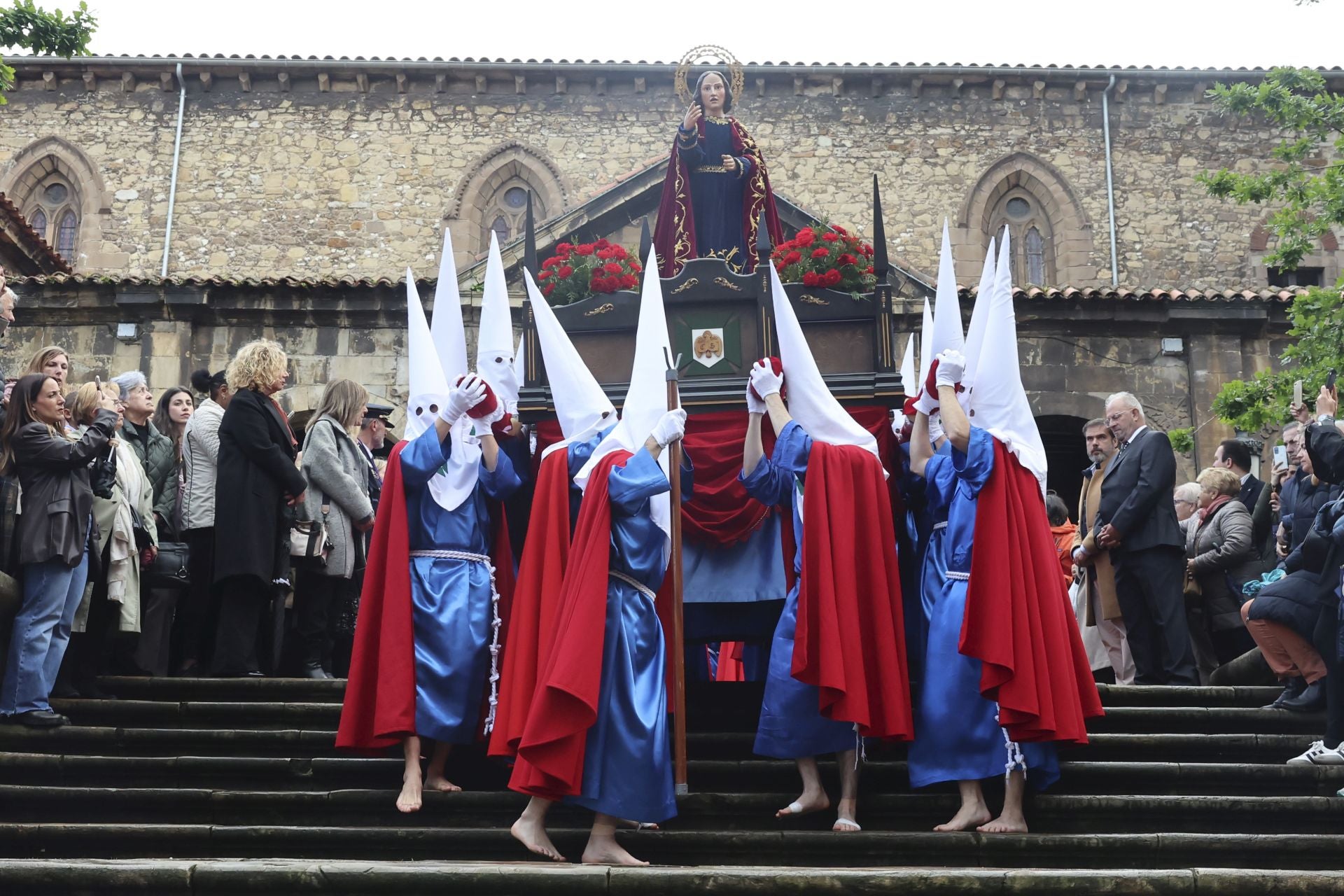 Las mejores imágenes de la procesión del Santo Entierro en Avilés