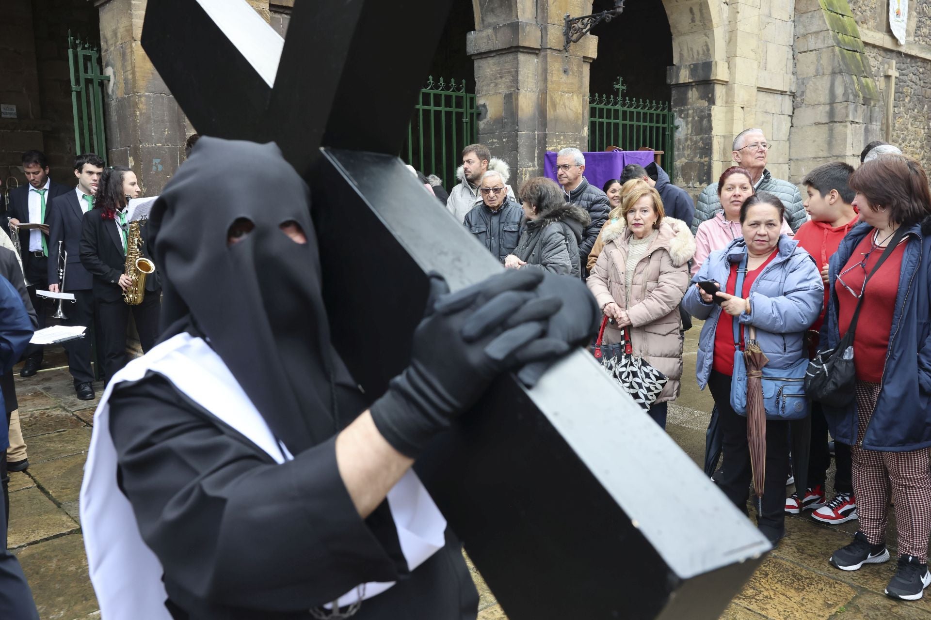Las mejores imágenes de la procesión del Santo Entierro en Avilés