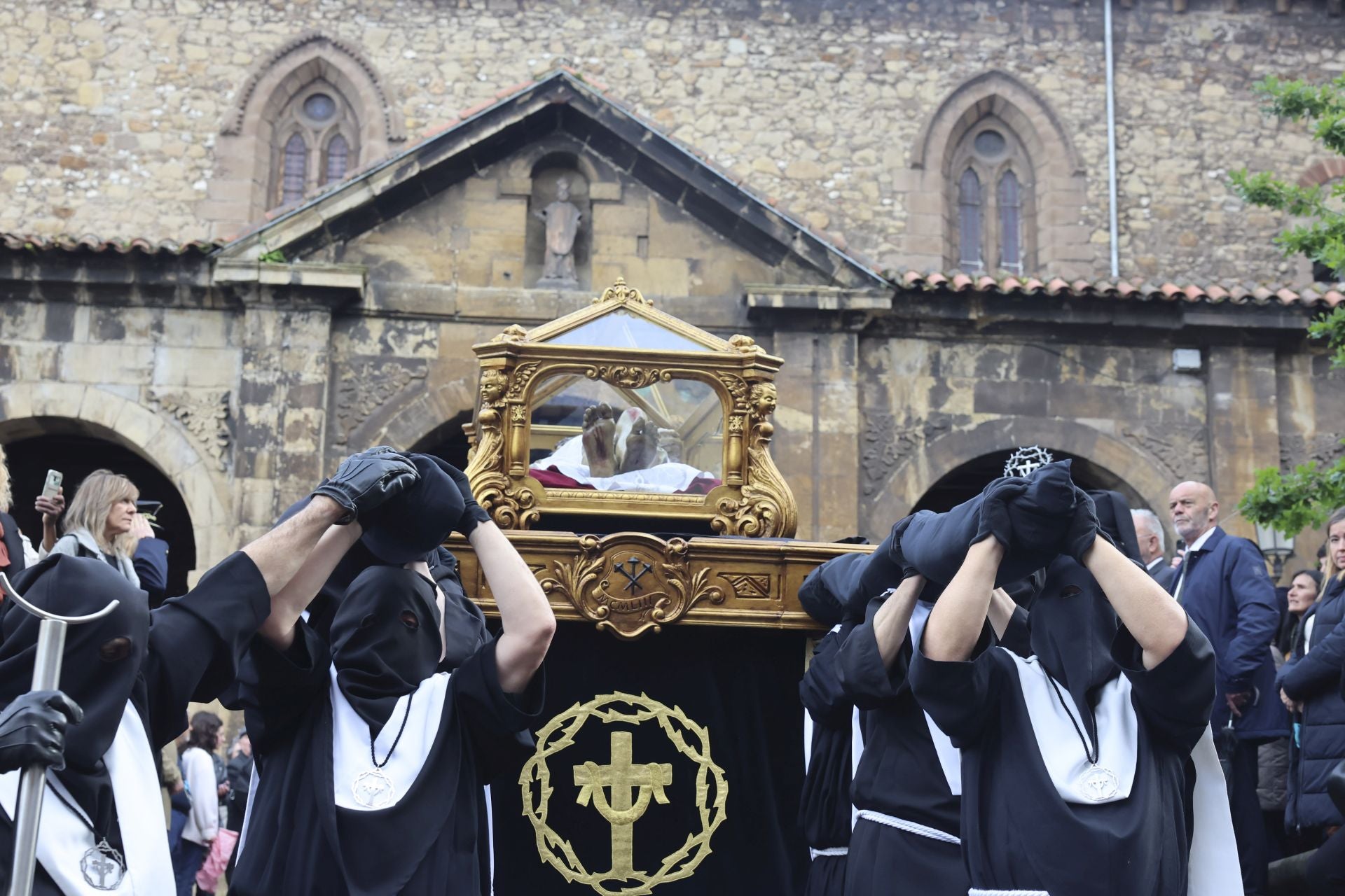 Las mejores imágenes de la procesión del Santo Entierro en Avilés