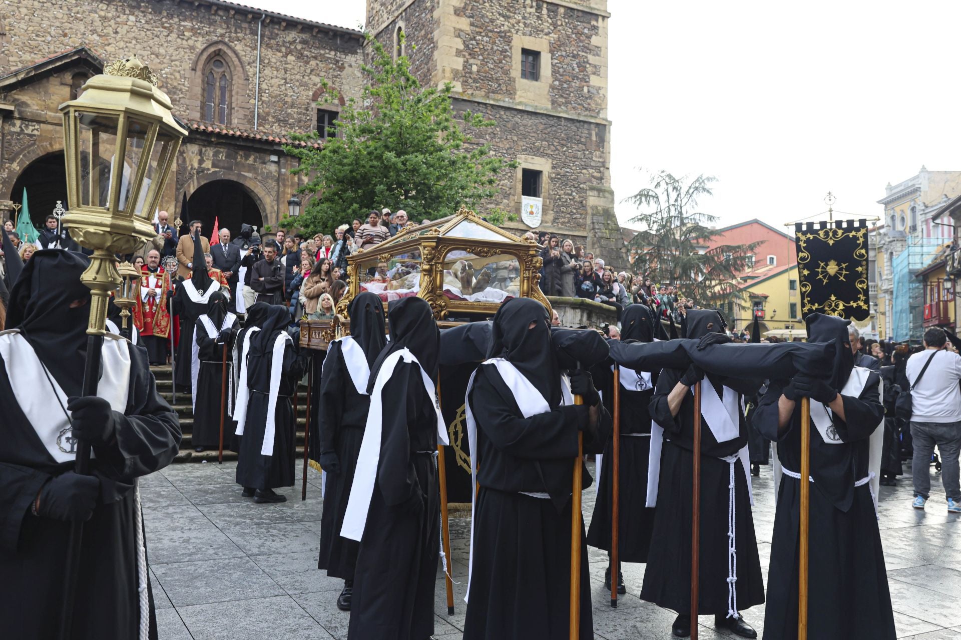 Las mejores imágenes de la procesión del Santo Entierro en Avilés