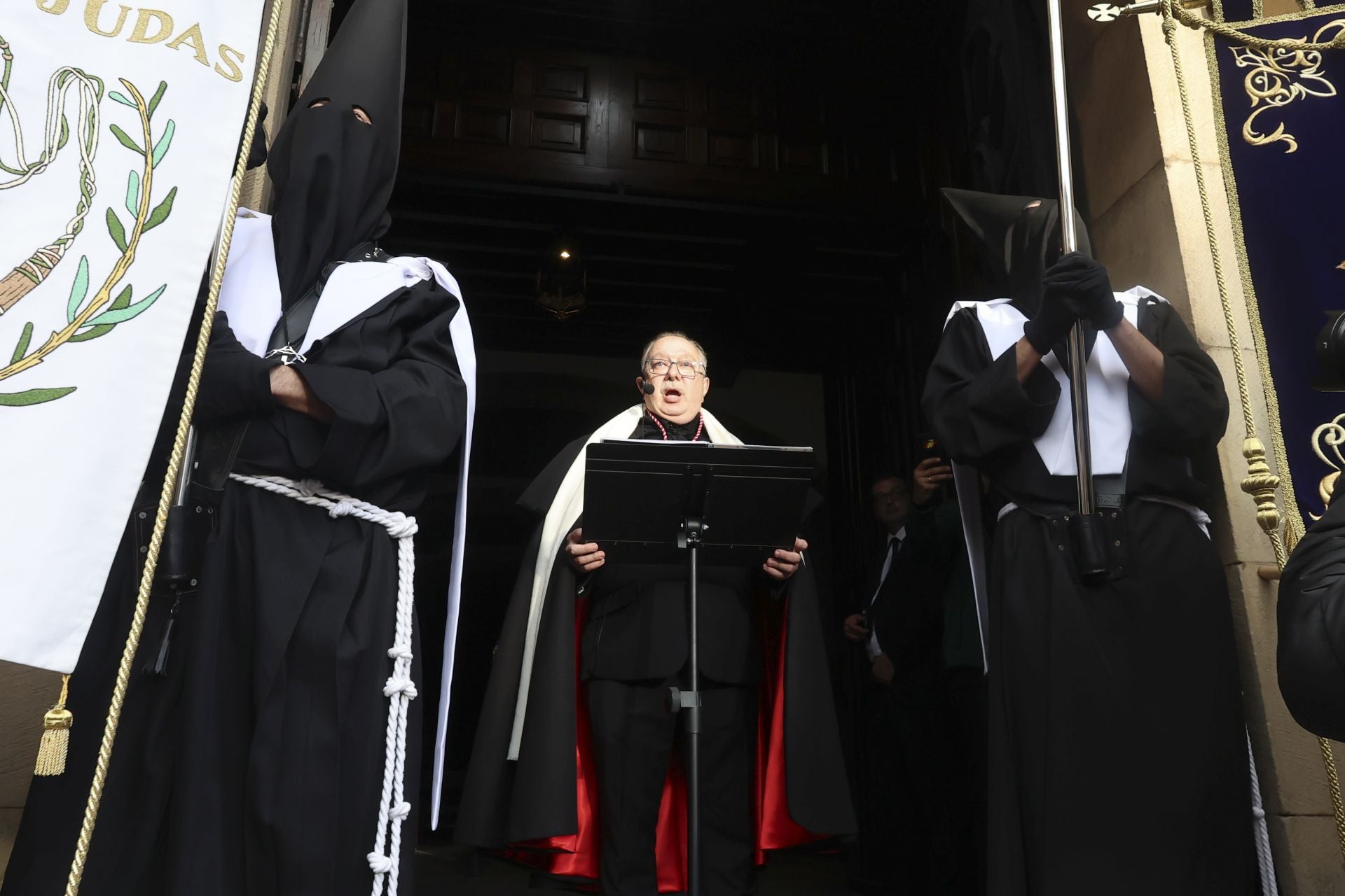 Las mejores imágenes de la procesión del Santo Entierro en Avilés