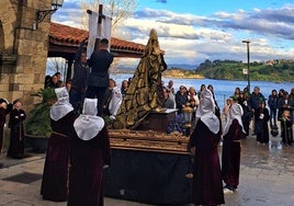 La Virgen de los Dolores de Luanco, Gozón, en la procesión del Santo Entierro