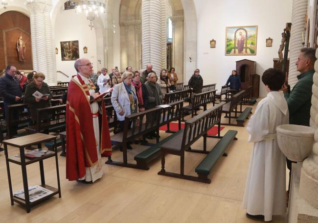 Vía crucis en la iglesia de San Julián de Somió.