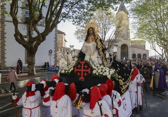 El paso de Nuestra Señora de la Soledad, porteado por cofrades del Santo Sepulcro, a su salida de la iglesia de San Pedro.