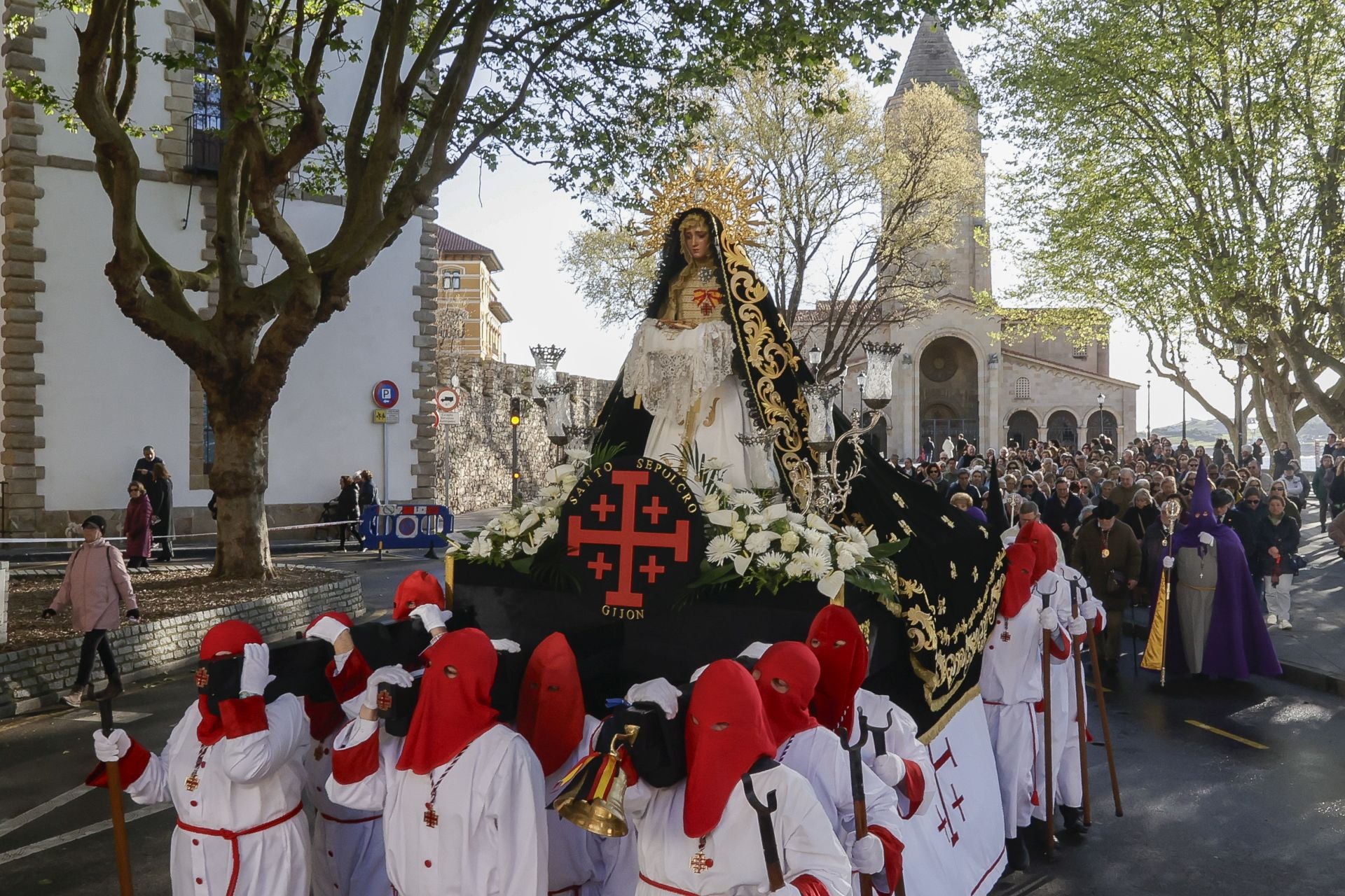El paso de Nuestra Señora de la Soledad, porteado por cofrades del Santo Sepulcro, a su salida de la iglesia de San Pedro.