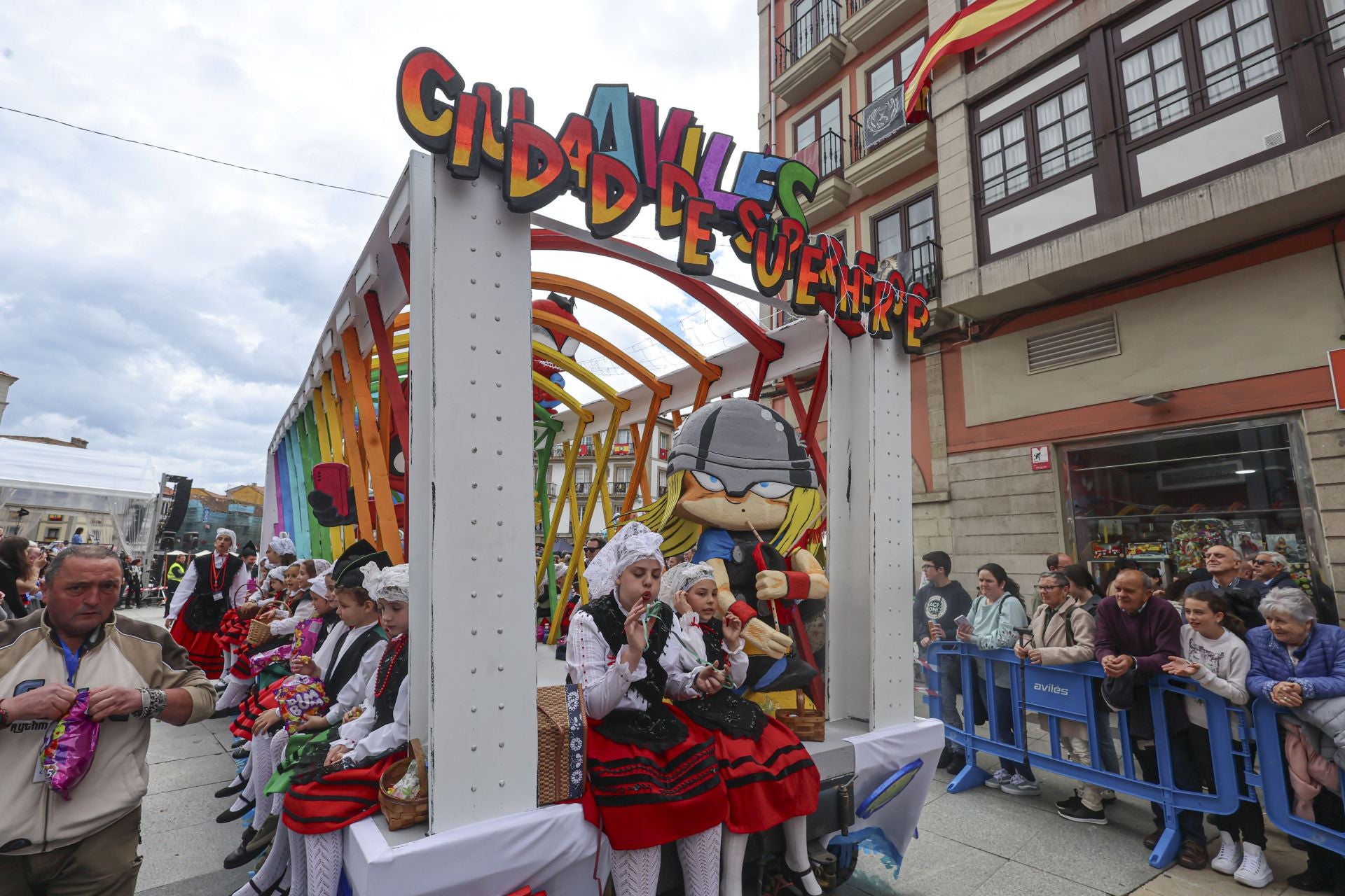 Todas las fotos del desfile de carrozas de las fiestas de El Bollo de Avilés 2025