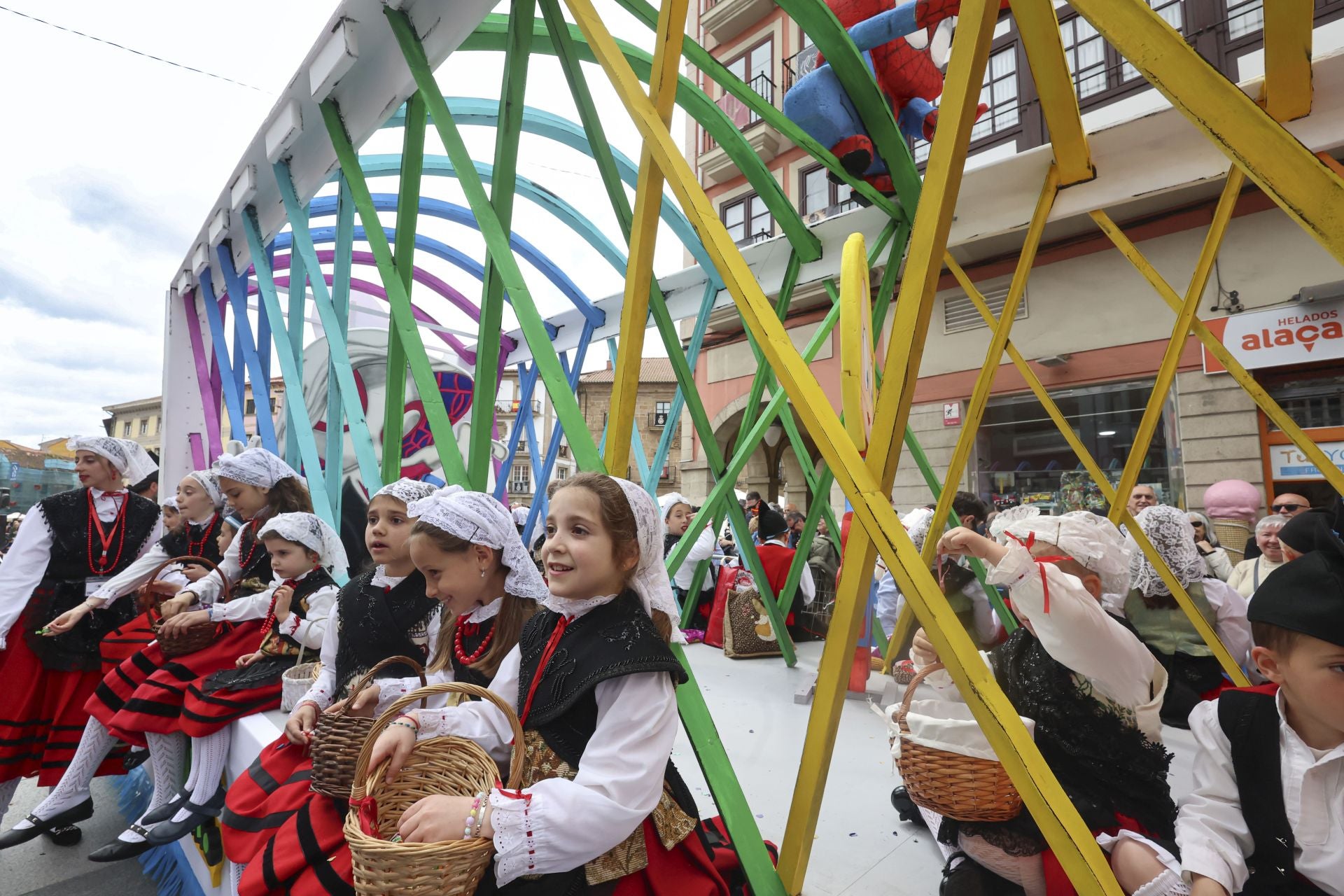 Todas las fotos del desfile de carrozas de las fiestas de El Bollo de Avilés 2025
