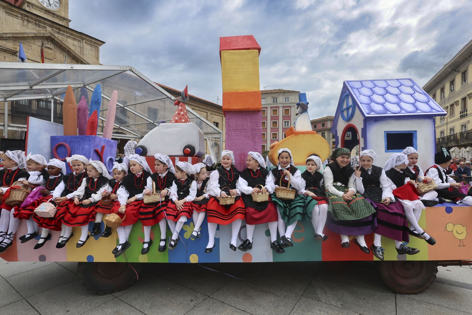 Todas las fotos del desfile de carrozas de las fiestas de El Bollo de Avilés 2025