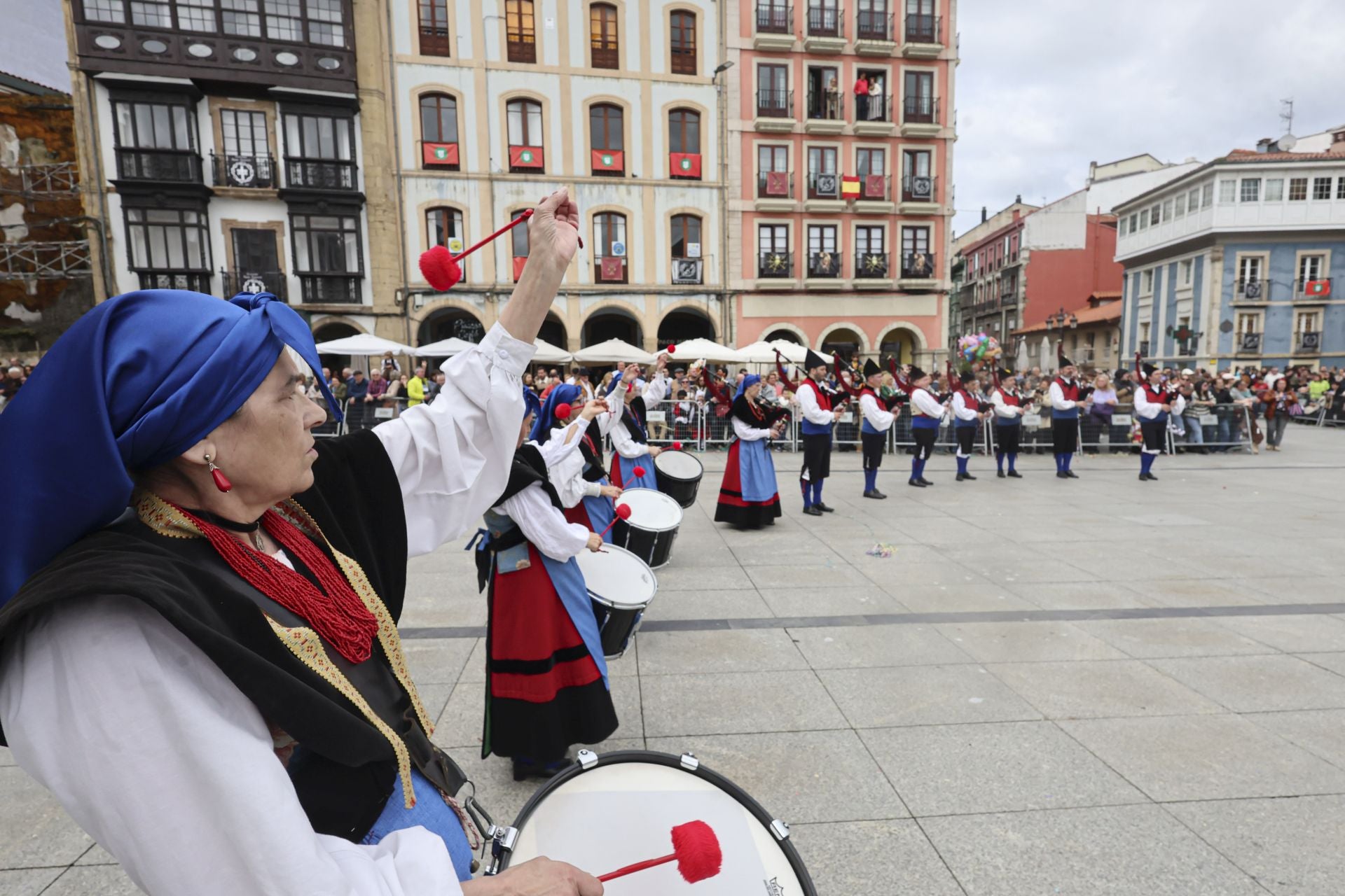 Todas las fotos del desfile de carrozas de las fiestas de El Bollo de Avilés 2025