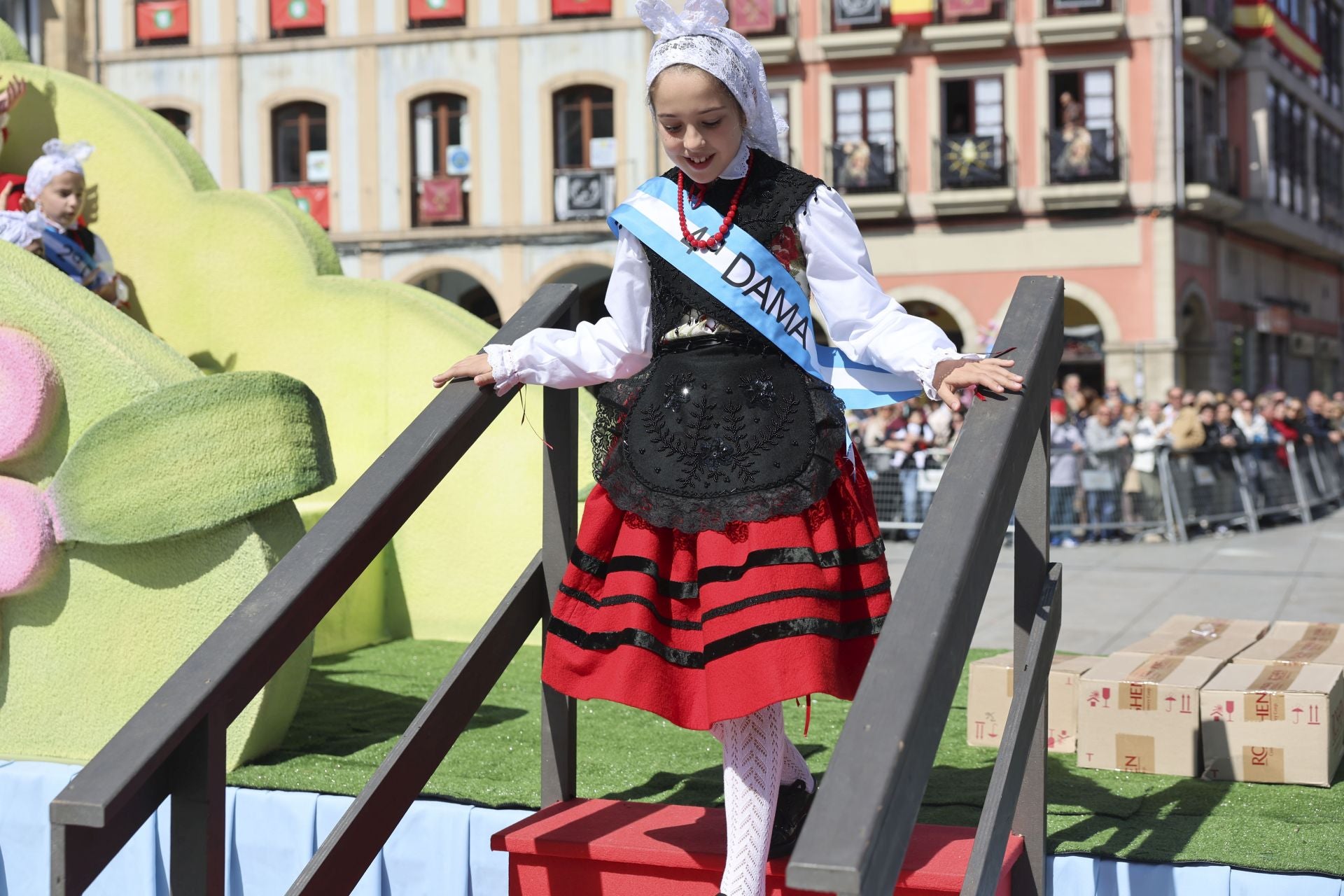 Todas las fotos del desfile de carrozas de las fiestas de El Bollo de Avilés 2025
