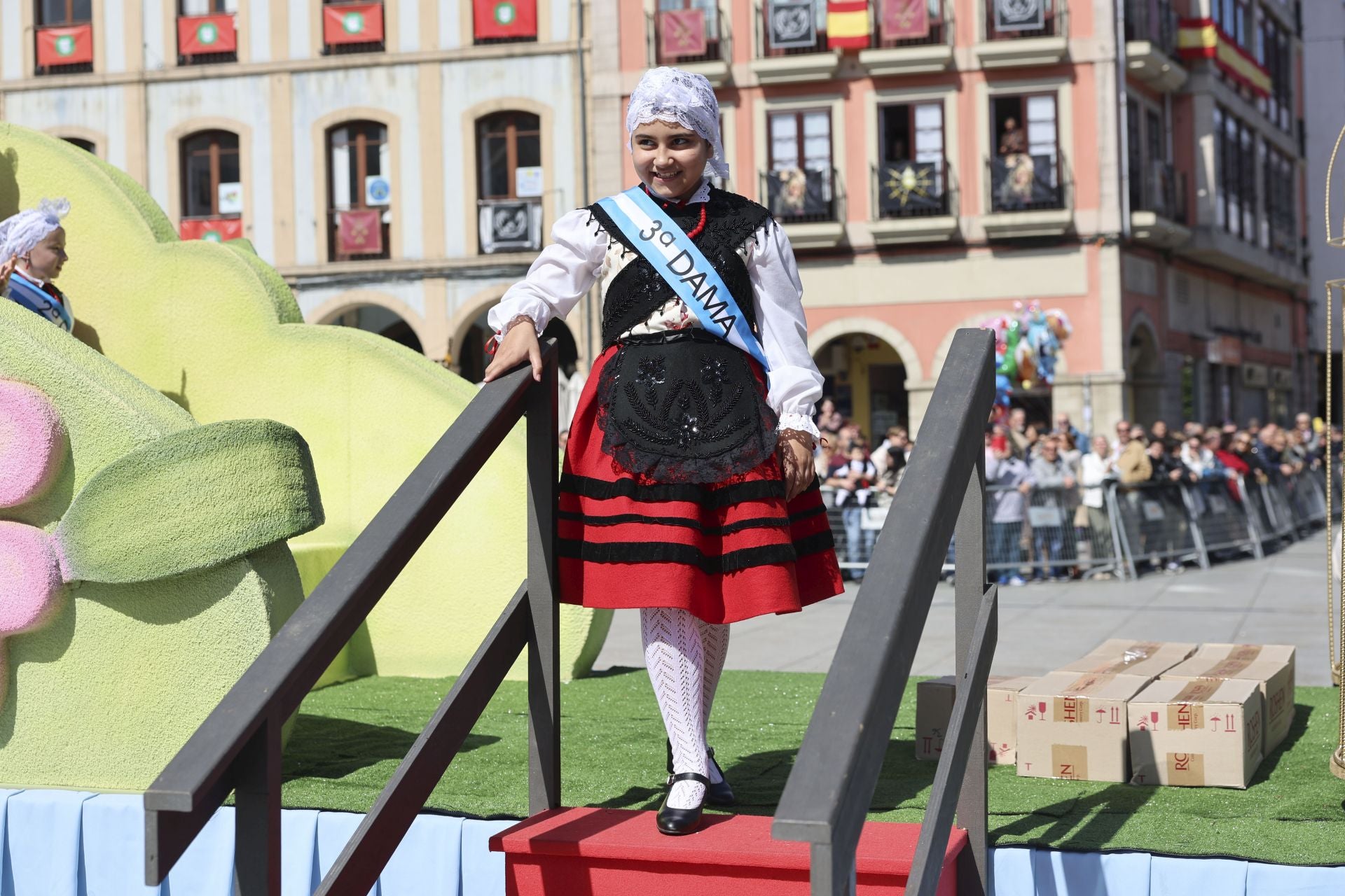Todas las fotos del desfile de carrozas de las fiestas de El Bollo de Avilés 2025