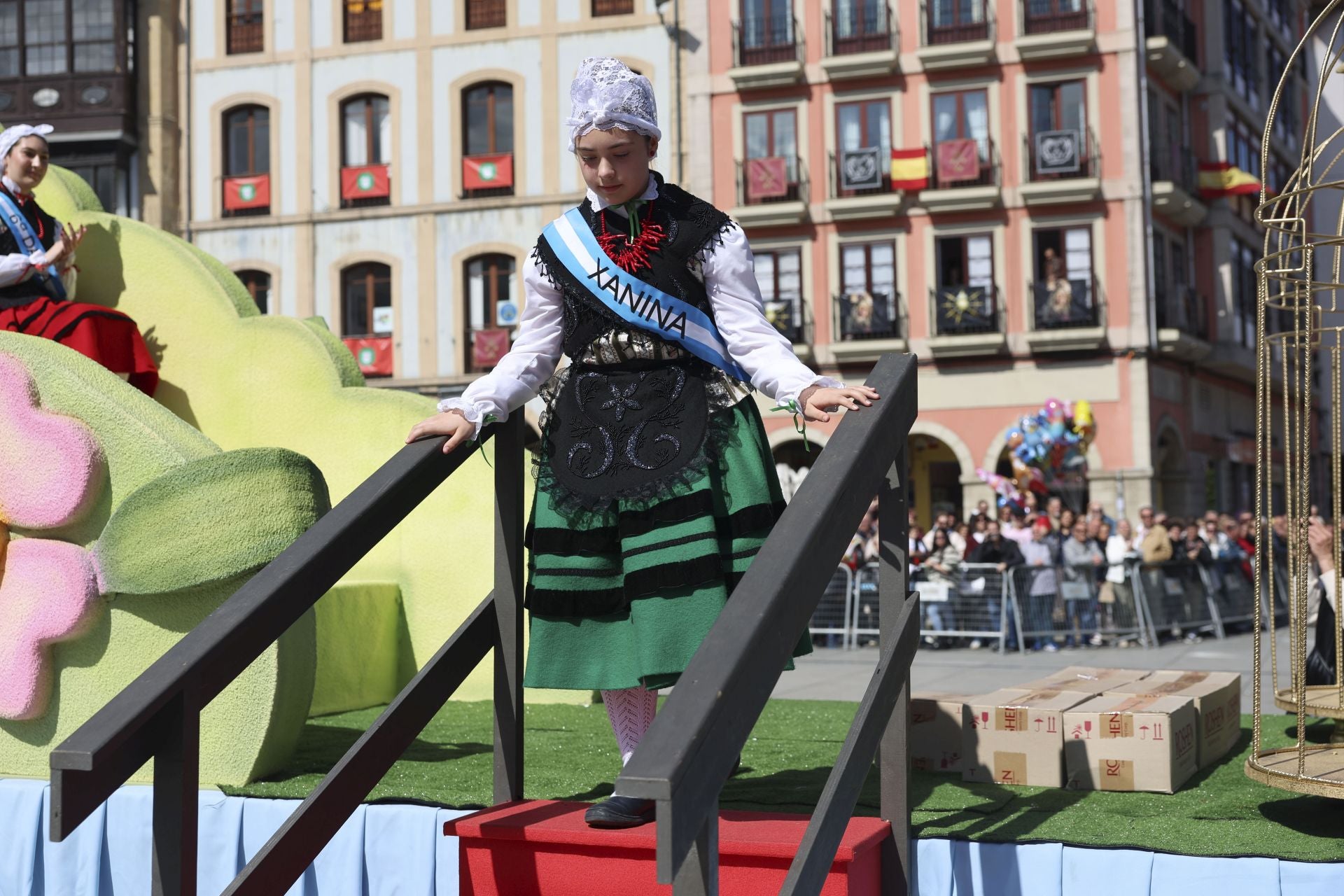 Todas las fotos del desfile de carrozas de las fiestas de El Bollo de Avilés 2025