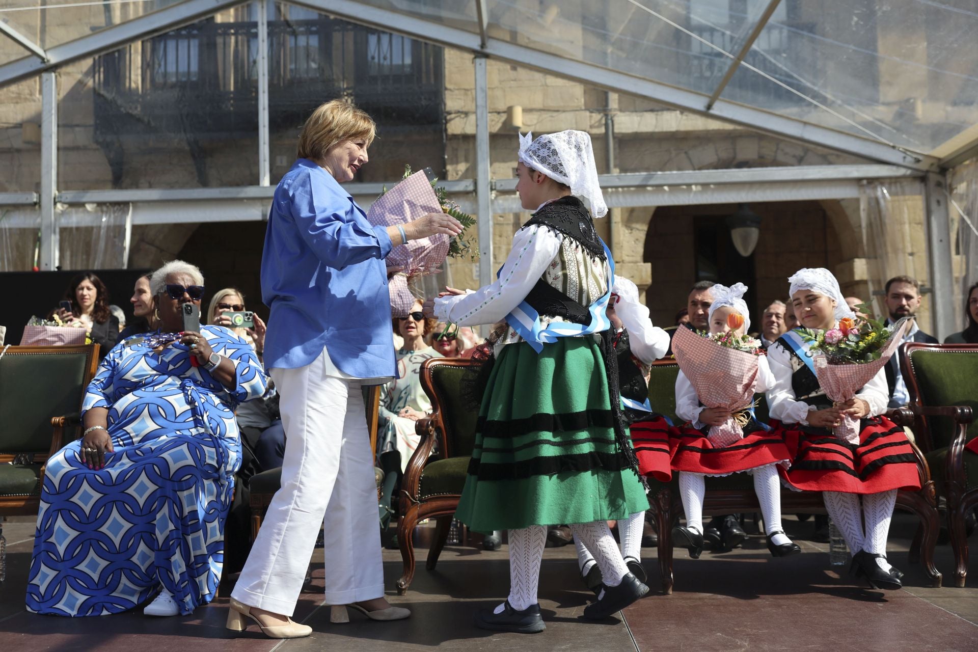 Todas las fotos del desfile de carrozas de las fiestas de El Bollo de Avilés 2025