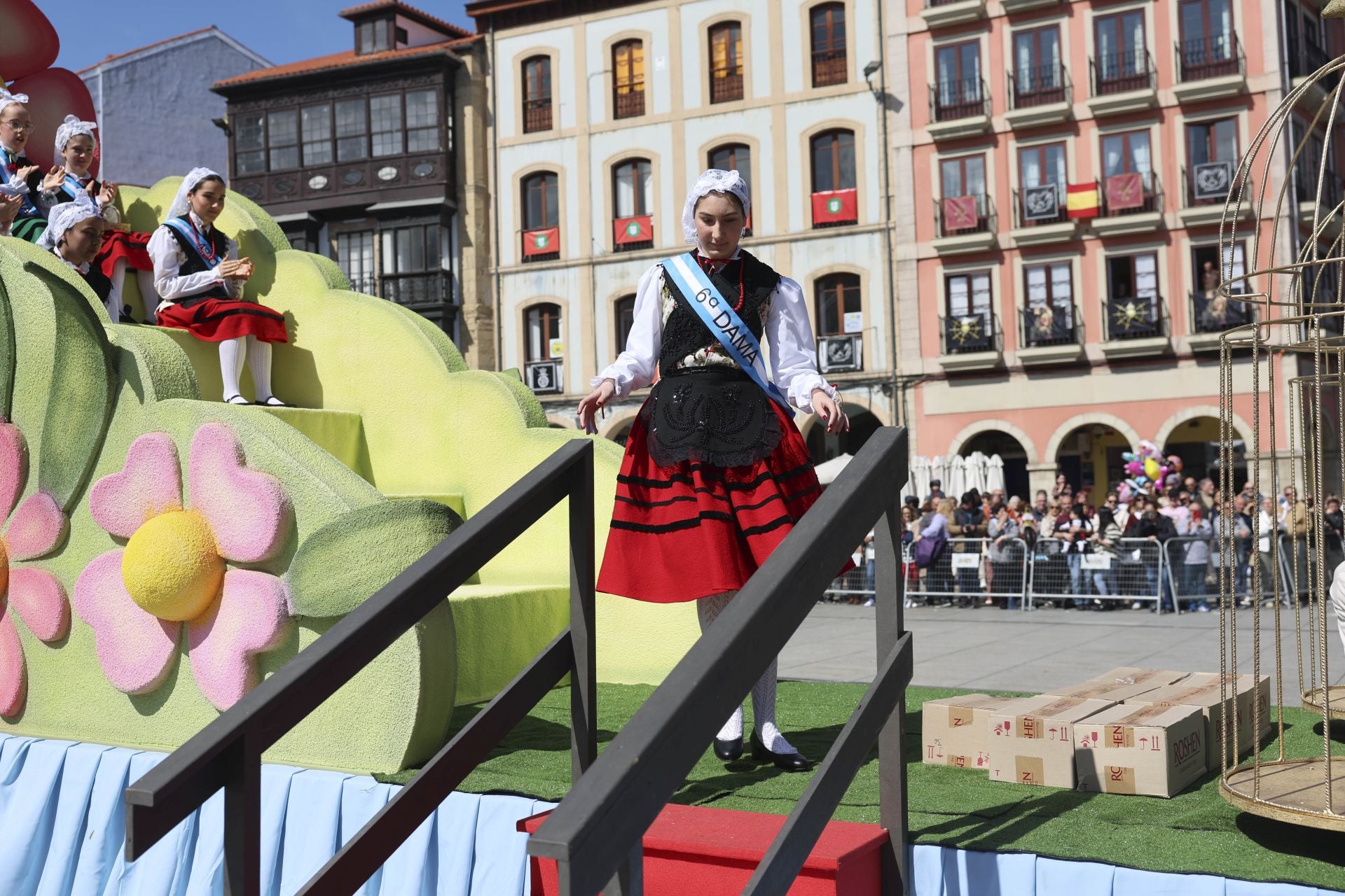 Todas las fotos del desfile de carrozas de las fiestas de El Bollo de Avilés 2025
