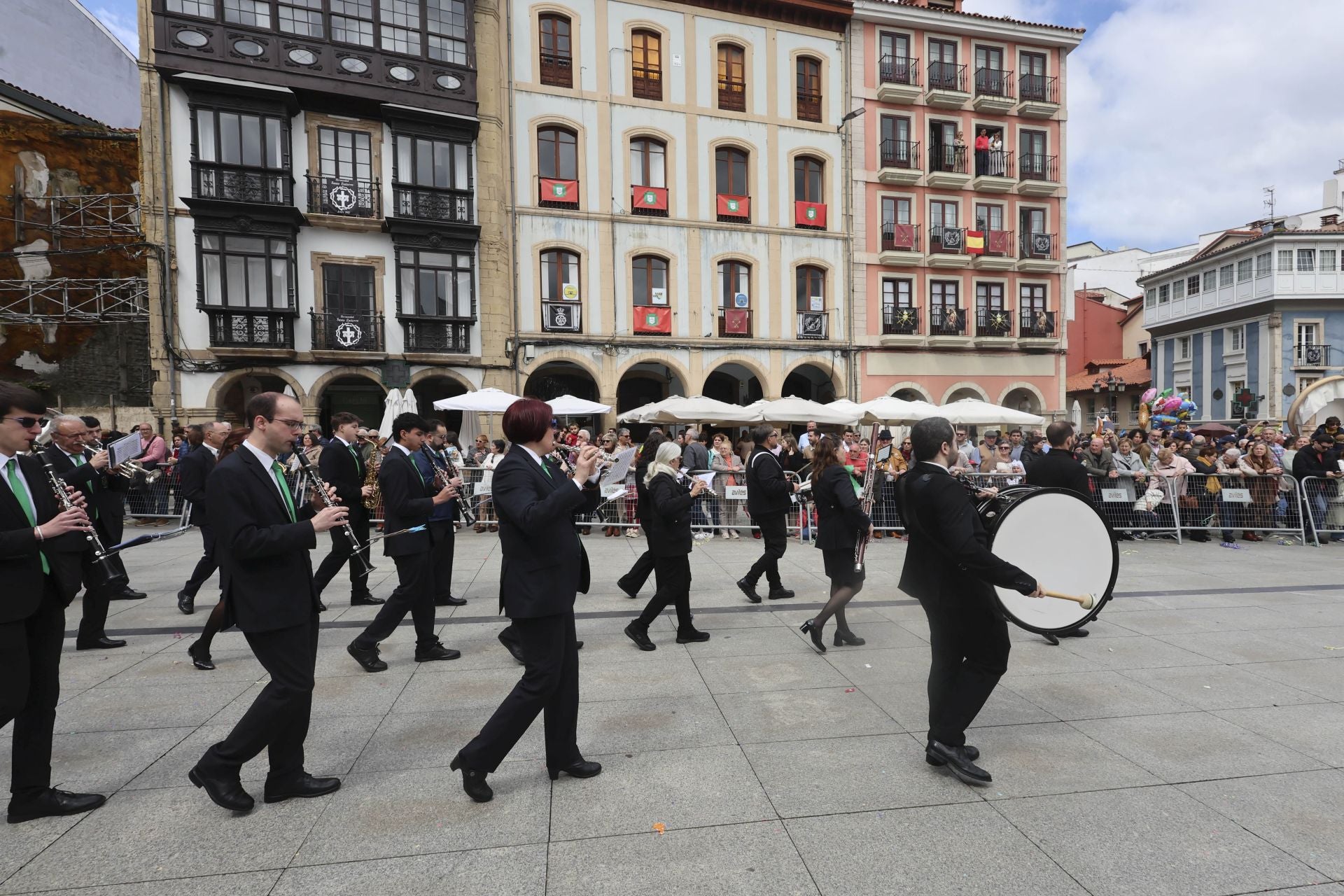Todas las fotos del desfile de carrozas de las fiestas de El Bollo de Avilés 2025