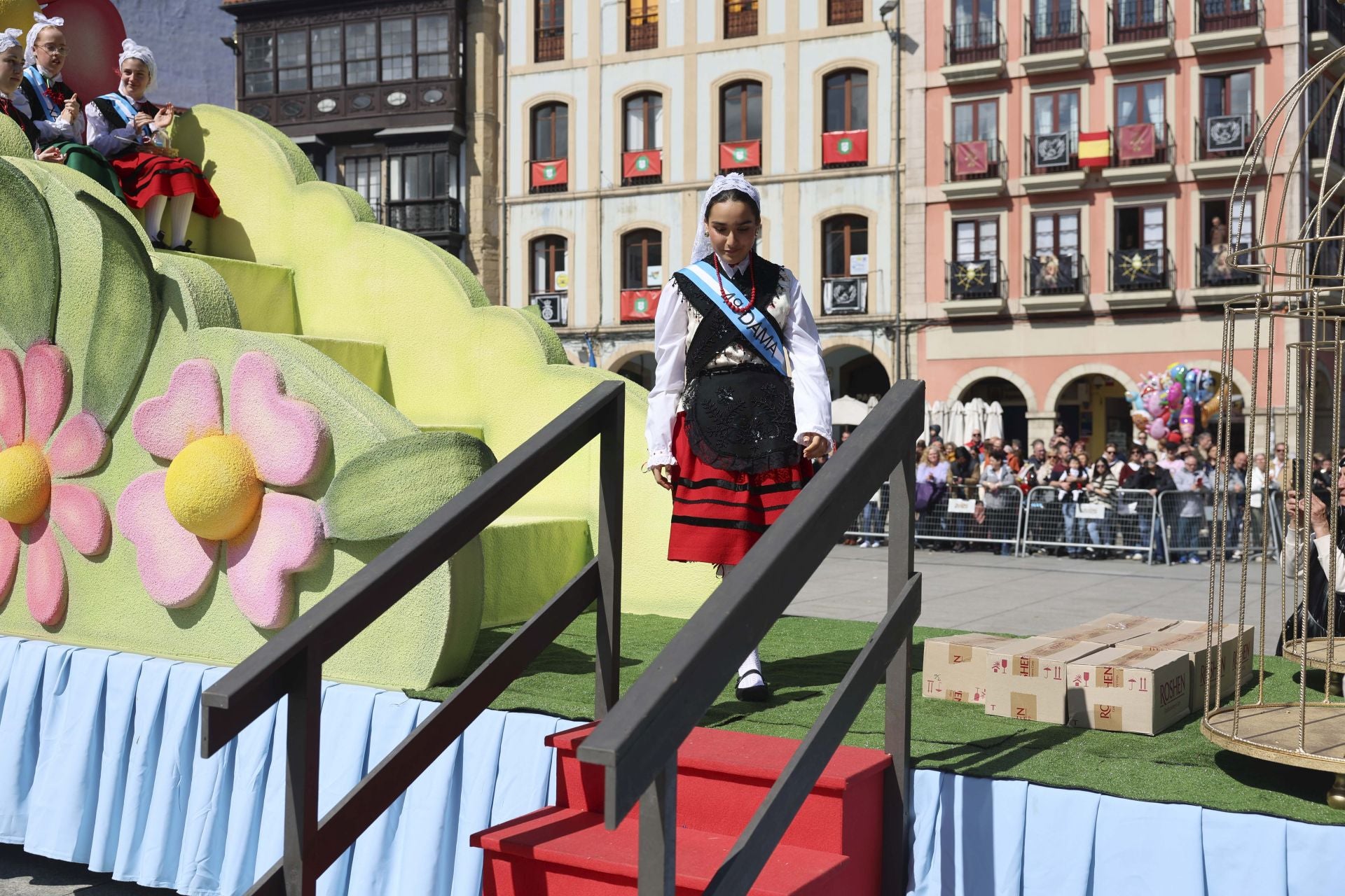 Todas las fotos del desfile de carrozas de las fiestas de El Bollo de Avilés 2025