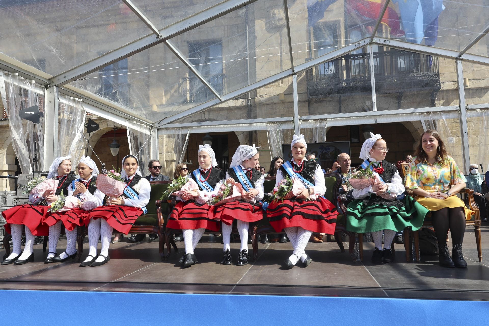 Todas las fotos del desfile de carrozas de las fiestas de El Bollo de Avilés 2025