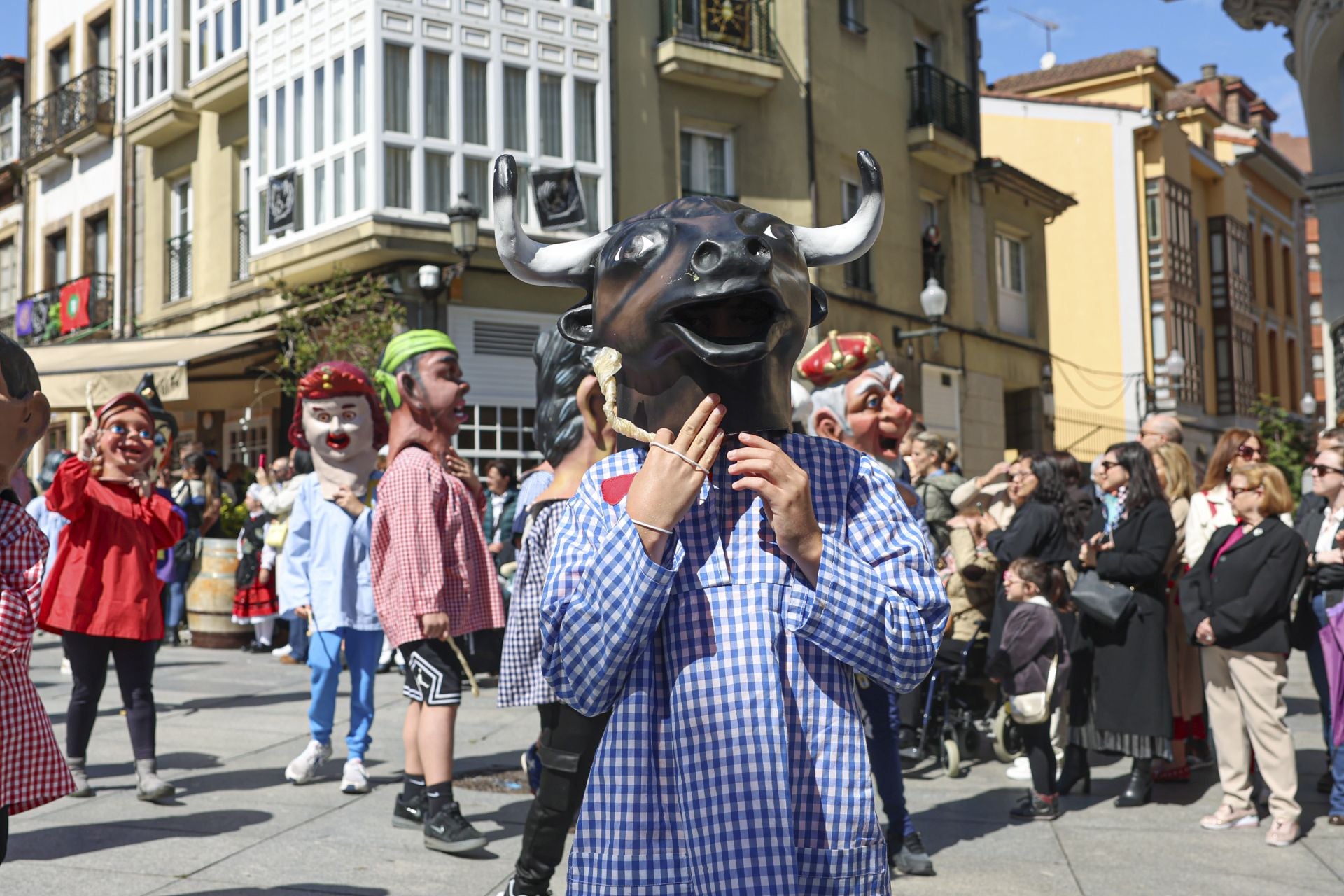 Todas las fotos del desfile de carrozas de las fiestas de El Bollo de Avilés 2025