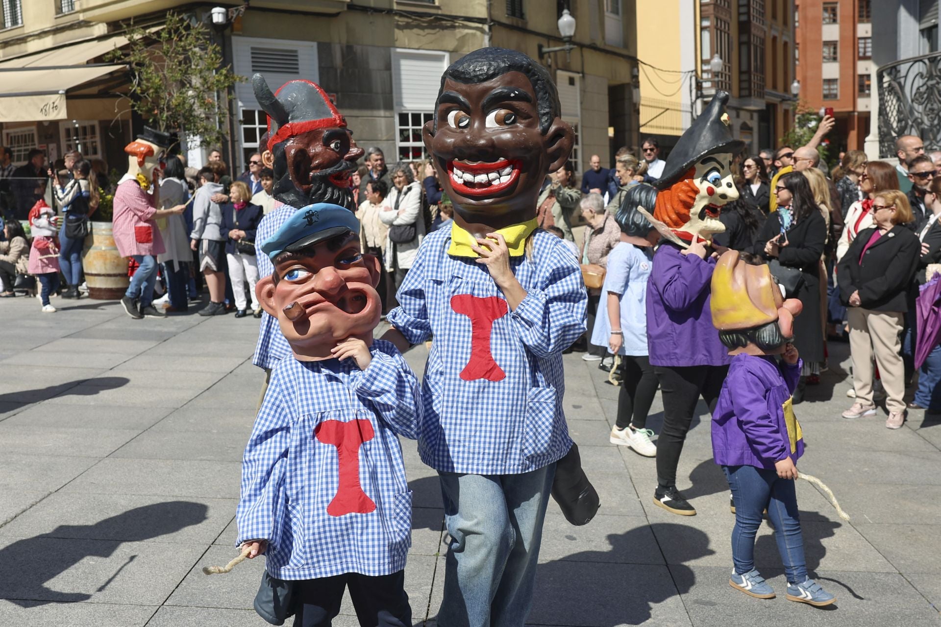 Todas las fotos del desfile de carrozas de las fiestas de El Bollo de Avilés 2025