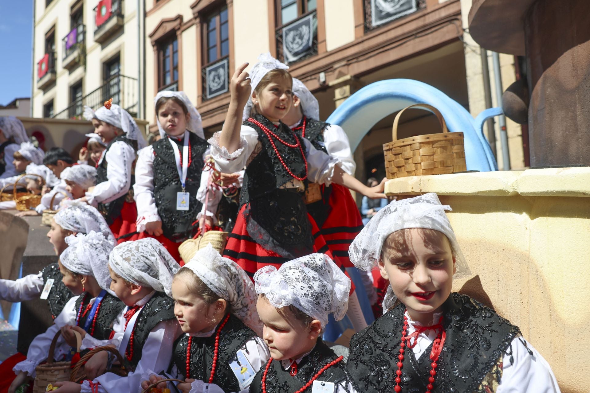 Todas las fotos del desfile de carrozas de las fiestas de El Bollo de Avilés 2025