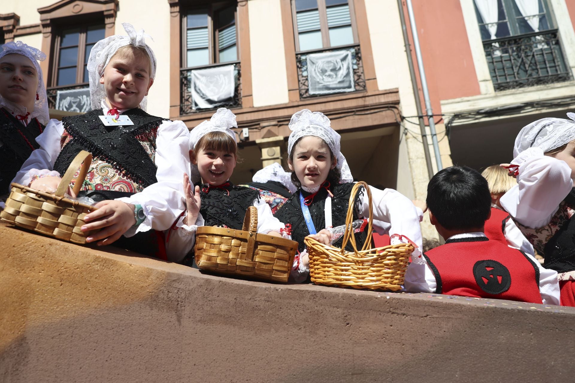 Todas las fotos del desfile de carrozas de las fiestas de El Bollo de Avilés 2025