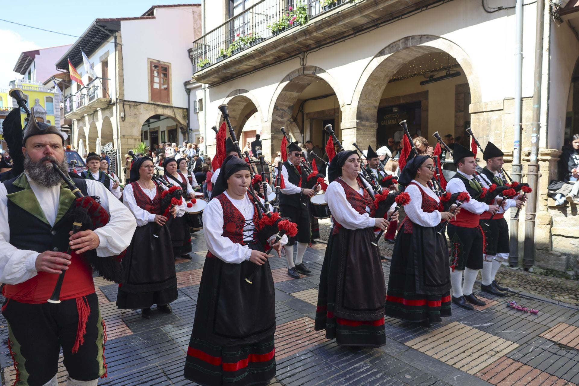Todas las fotos del desfile de carrozas de las fiestas de El Bollo de Avilés 2025
