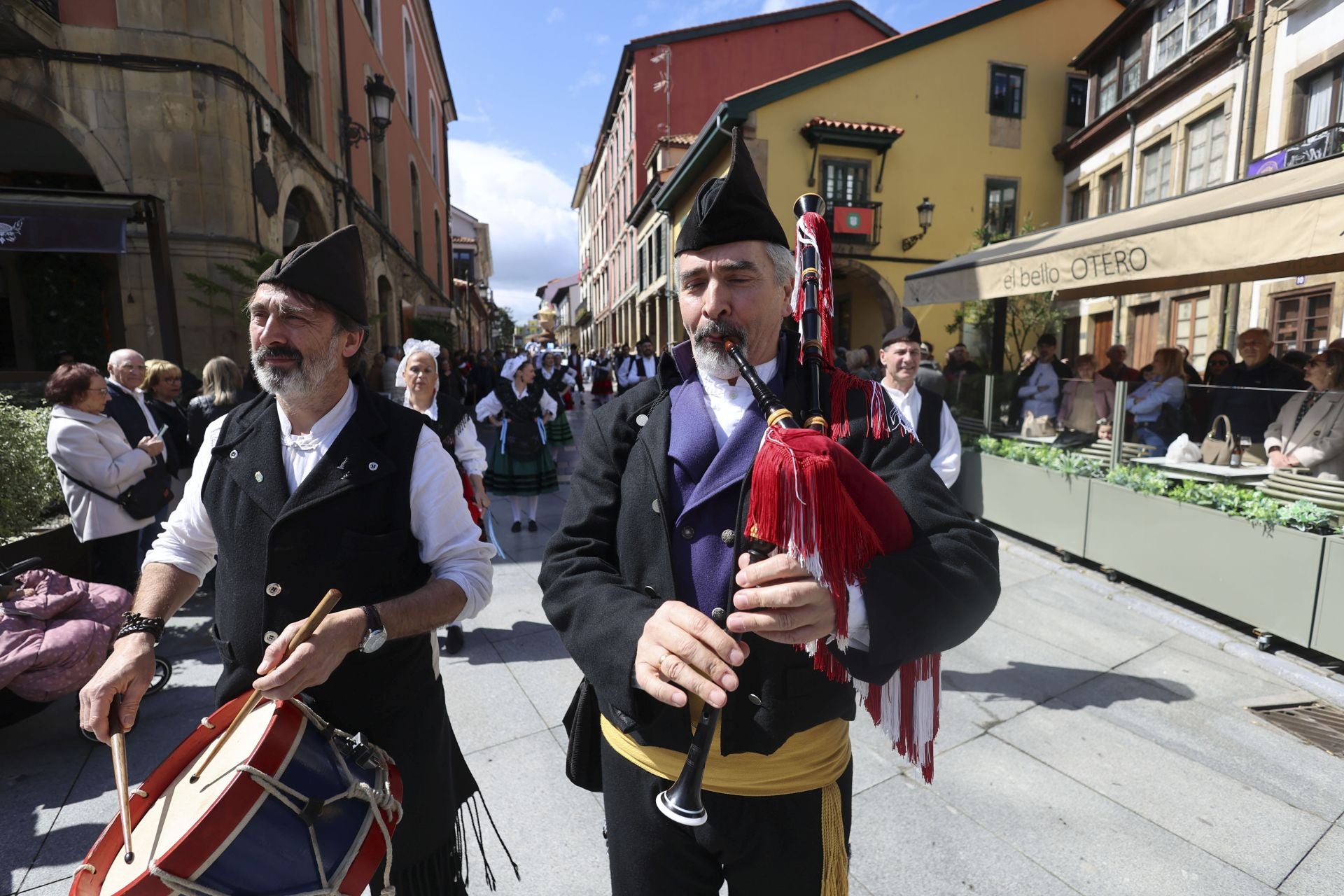 Todas las fotos del desfile de carrozas de las fiestas de El Bollo de Avilés 2025