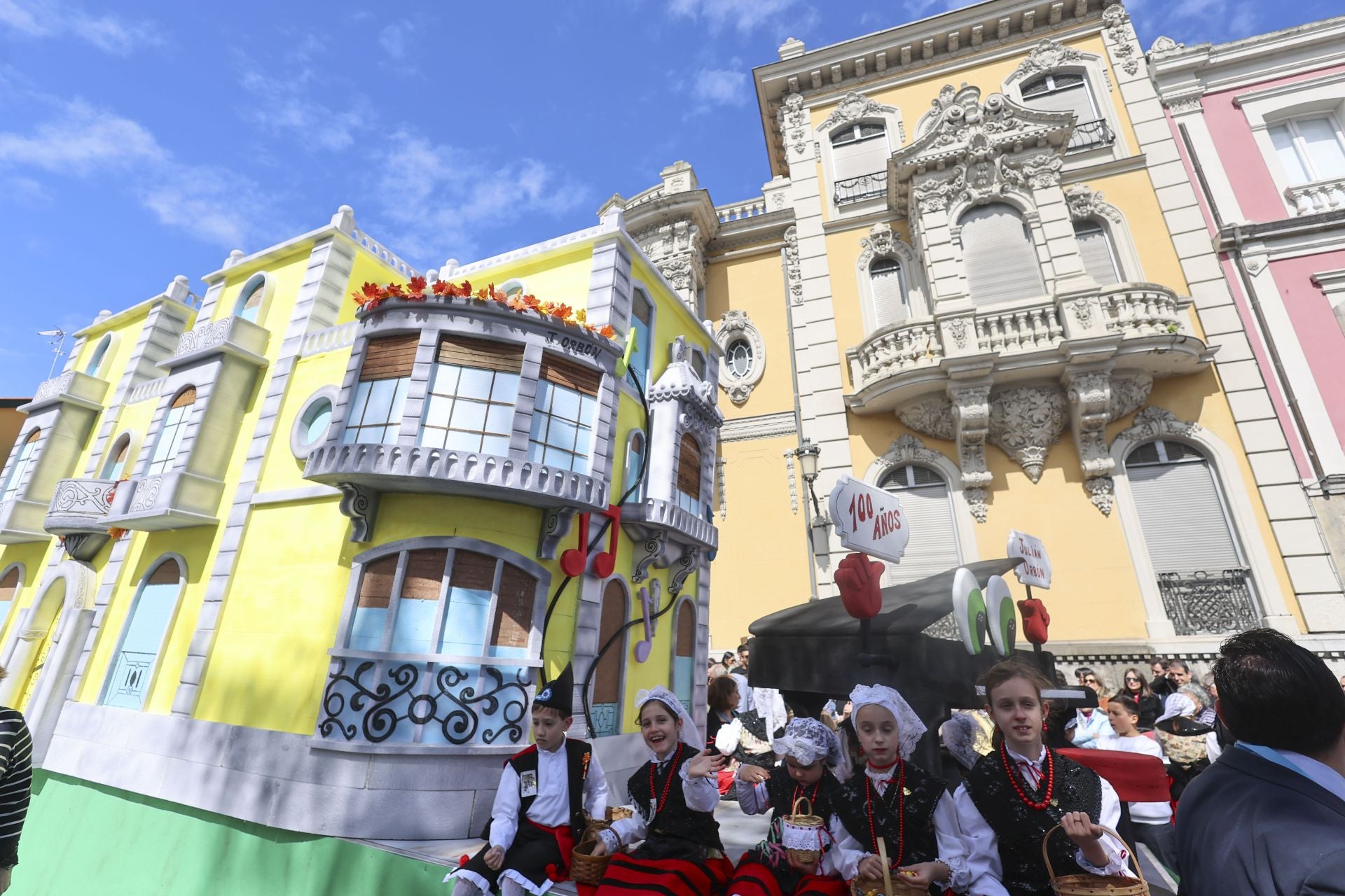 Todas las fotos del desfile de carrozas de las fiestas de El Bollo de Avilés 2025