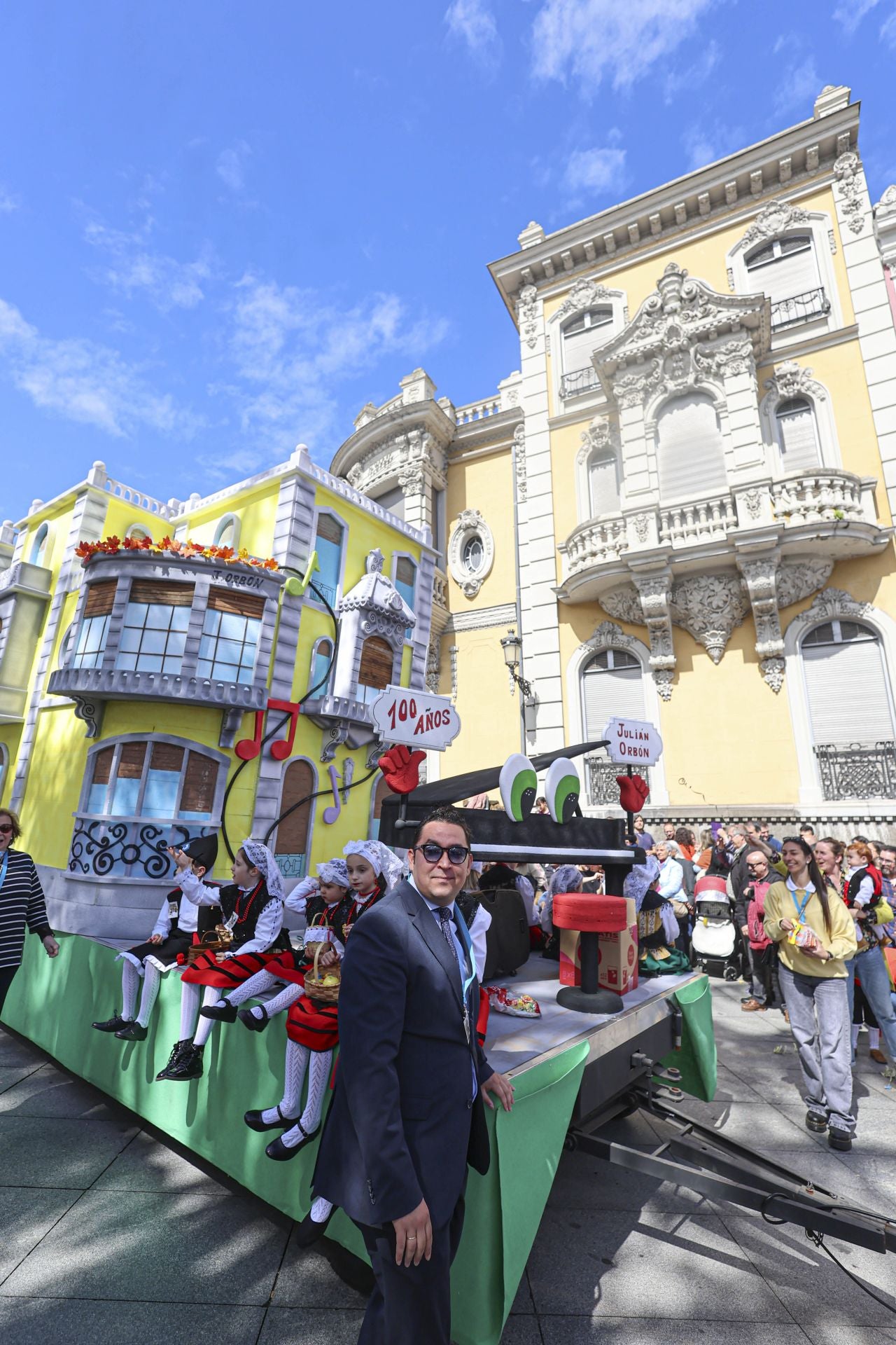 Todas las fotos del desfile de carrozas de las fiestas de El Bollo de Avilés 2025