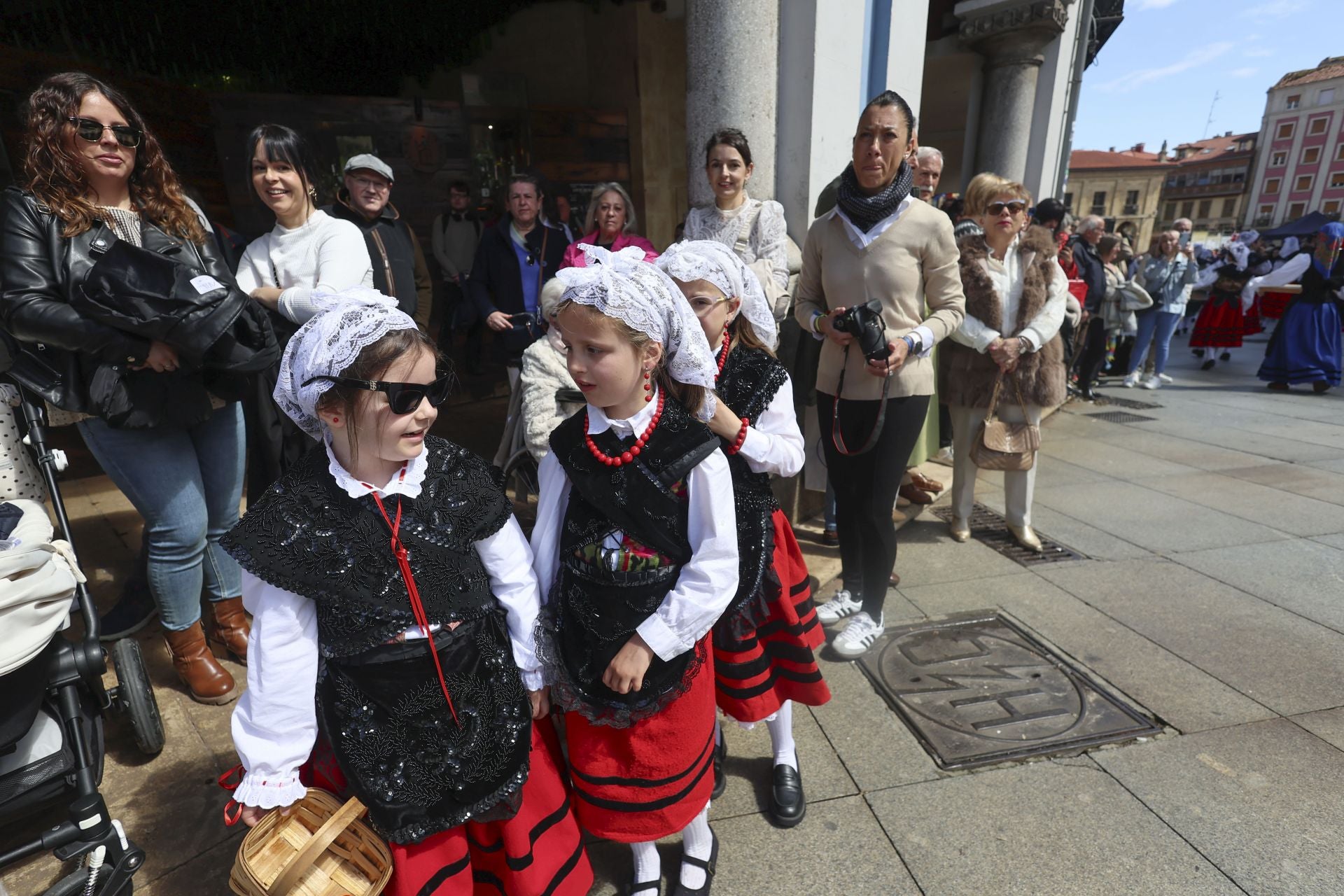Todas las fotos del desfile de carrozas de las fiestas de El Bollo de Avilés 2025