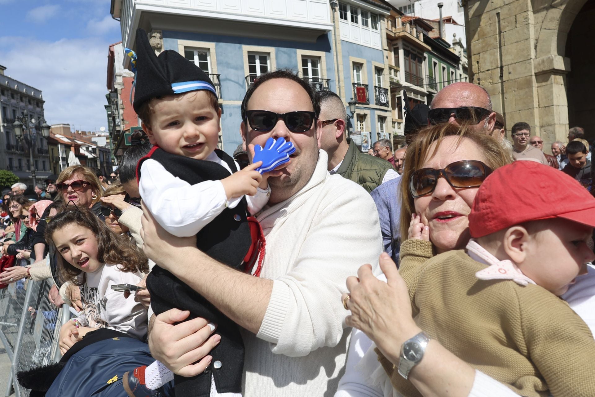 Todas las fotos del desfile de carrozas de las fiestas de El Bollo de Avilés 2025