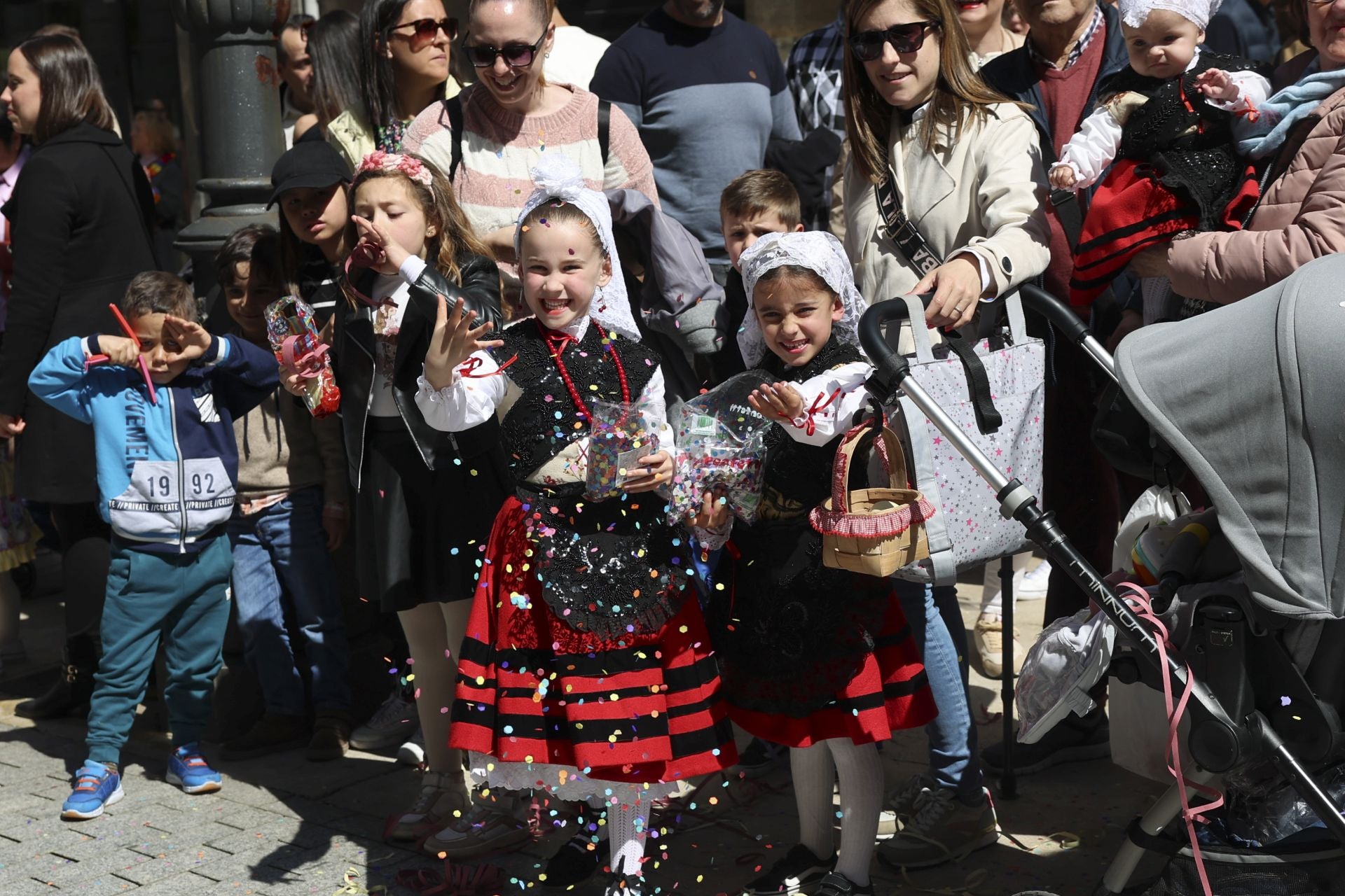 Todas las fotos del desfile de carrozas de las fiestas de El Bollo de Avilés 2025