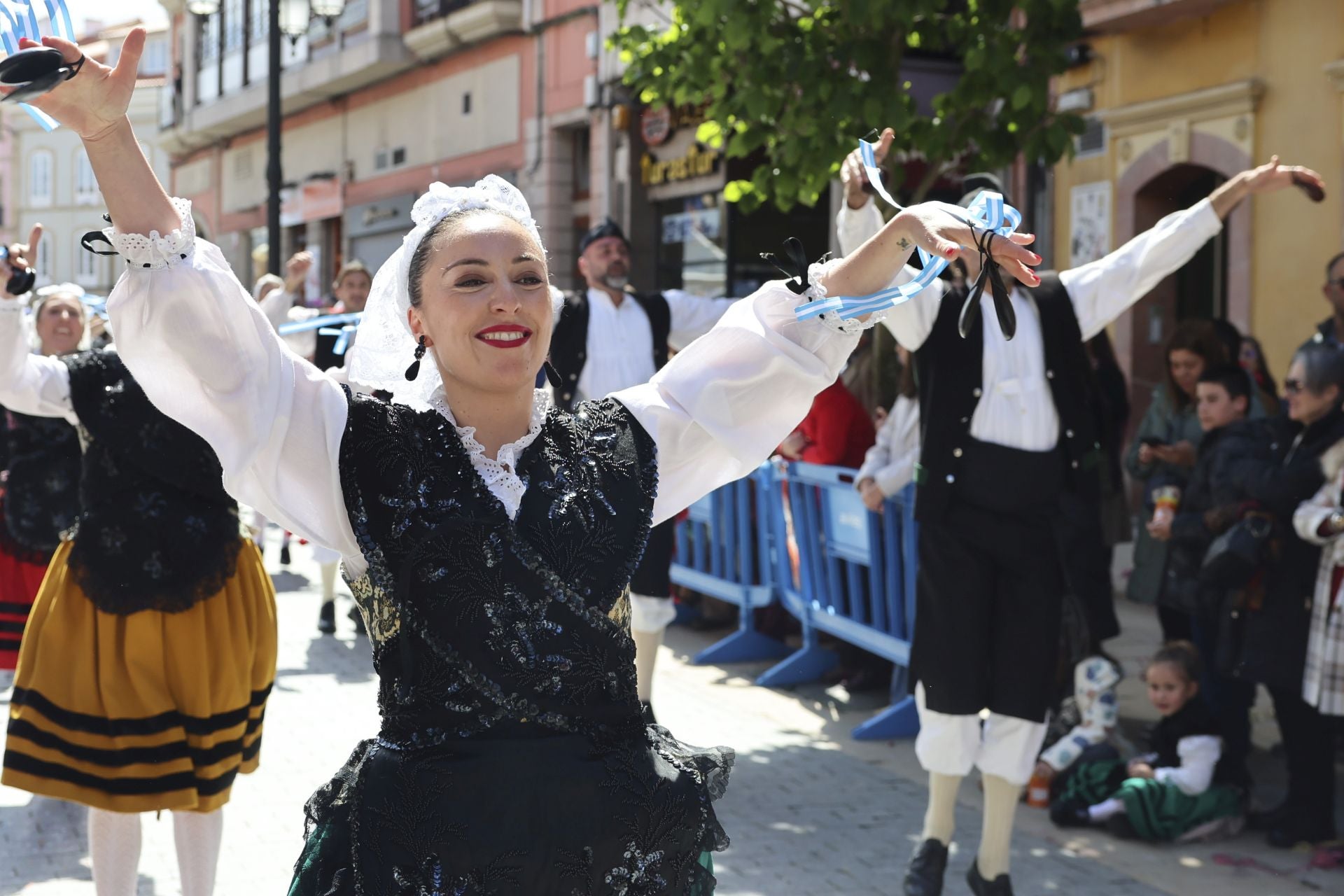 Todas las fotos del desfile de carrozas de las fiestas de El Bollo de Avilés 2025