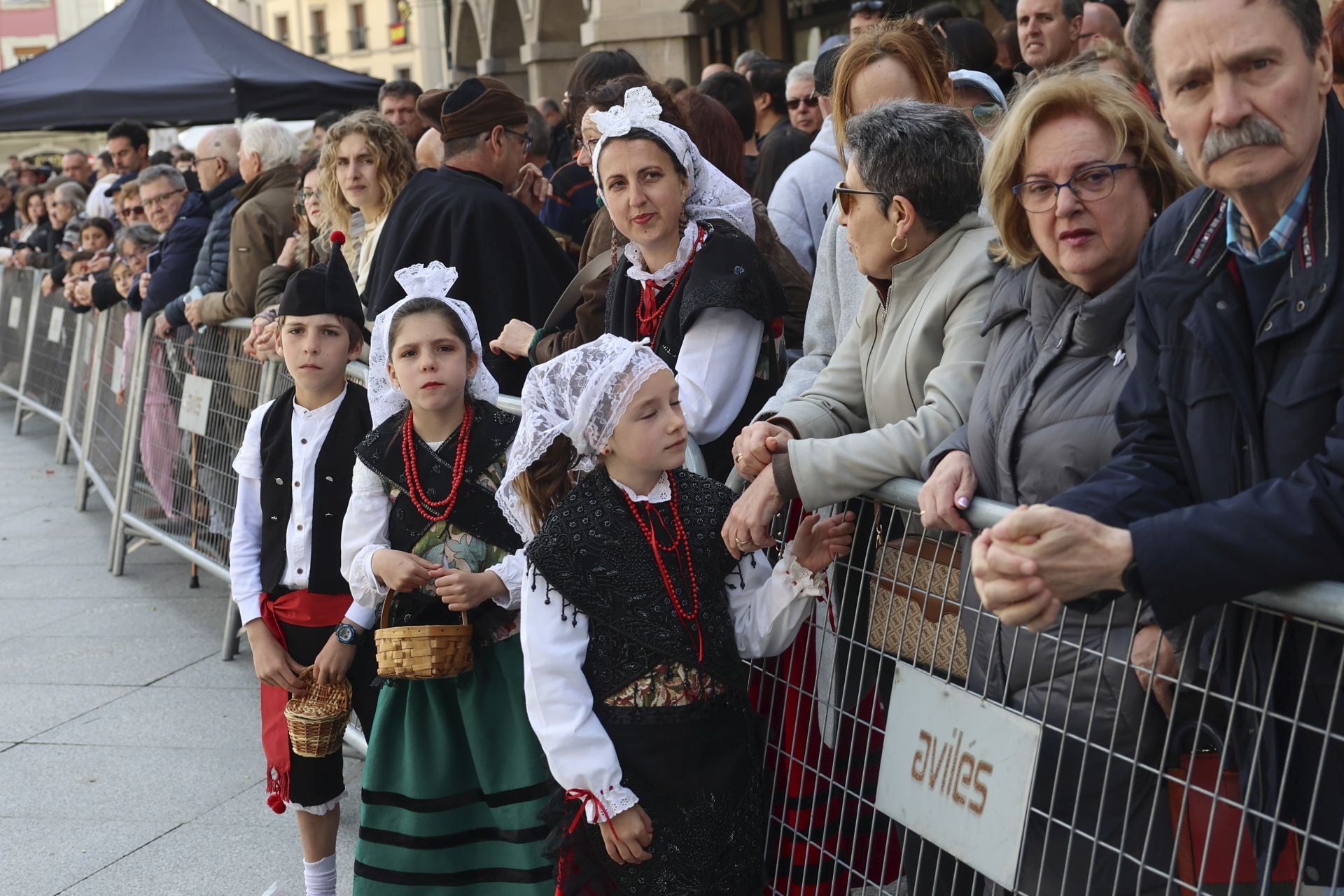 Todas las fotos del desfile de carrozas de las fiestas de El Bollo de Avilés 2025