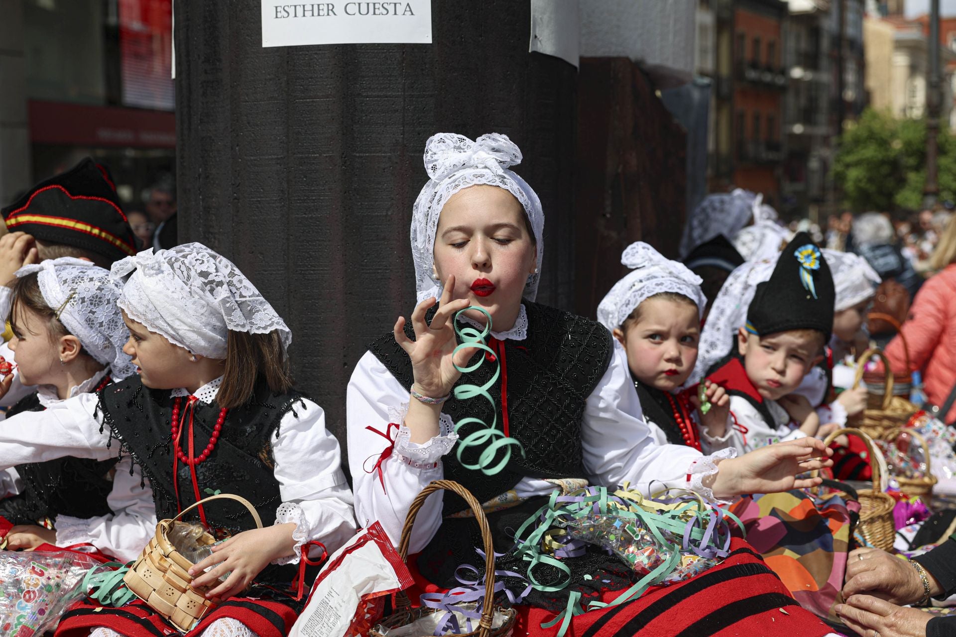 Todas las fotos del desfile de carrozas de las fiestas de El Bollo de Avilés 2025