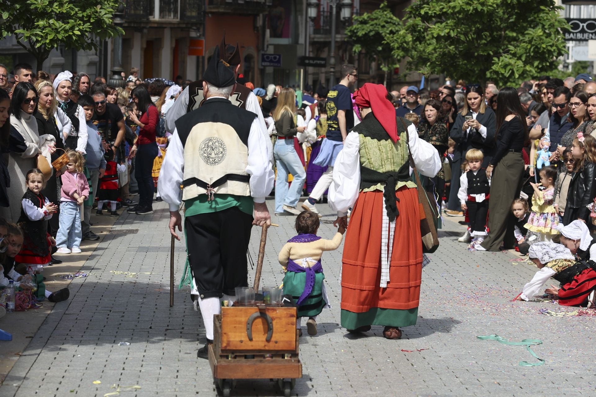 Todas las fotos del desfile de carrozas de las fiestas de El Bollo de Avilés 2025