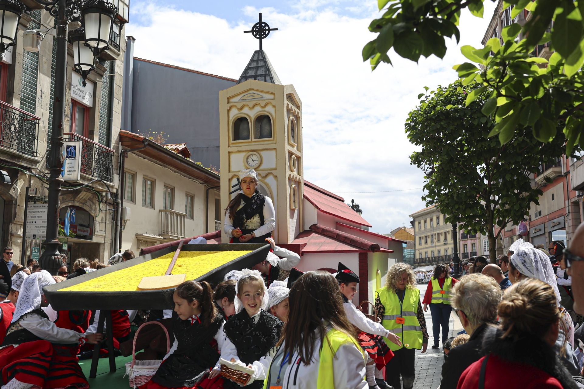 Todas las fotos del desfile de carrozas de las fiestas de El Bollo de Avilés 2025