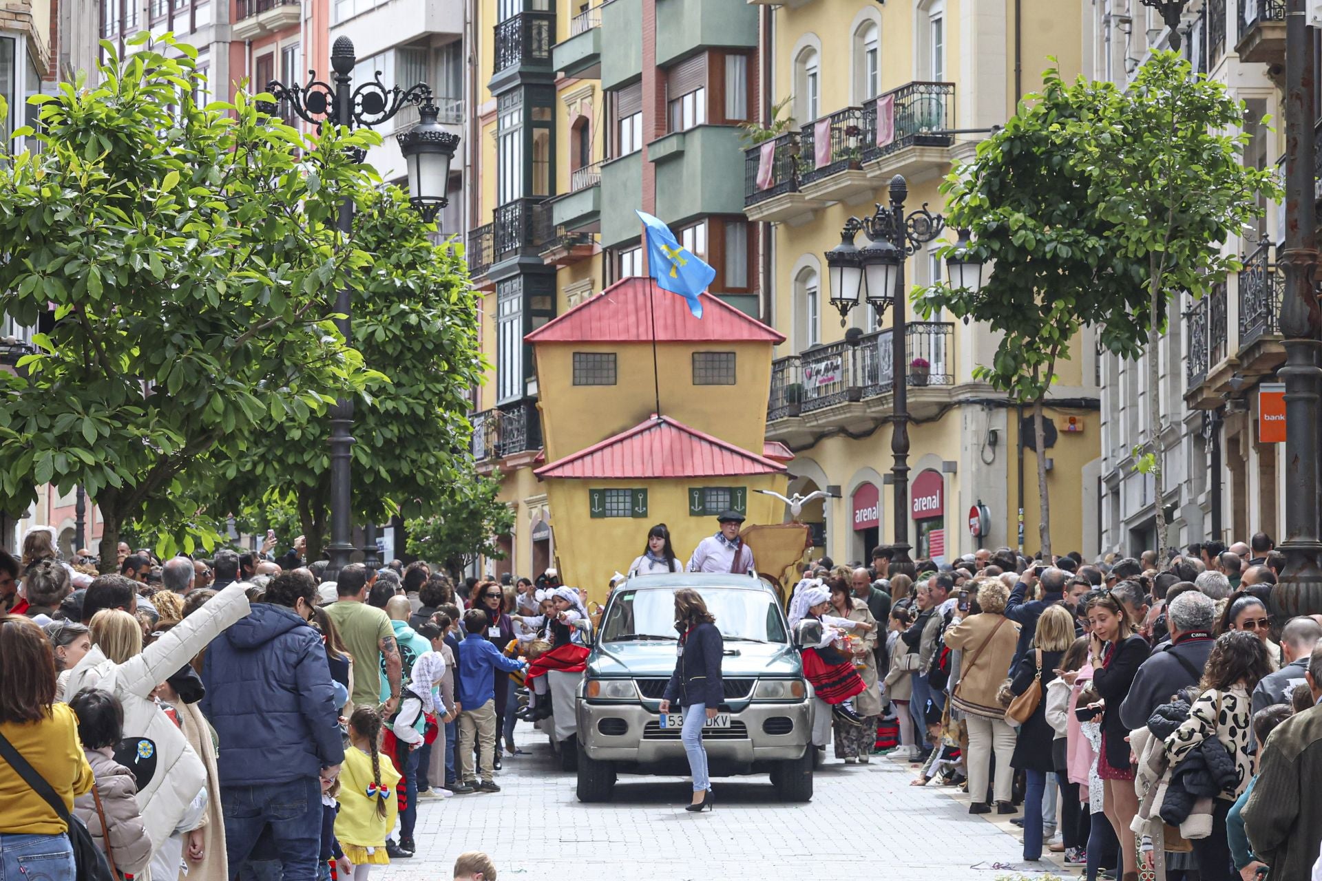 Todas las fotos del desfile de carrozas de las fiestas de El Bollo de Avilés 2025