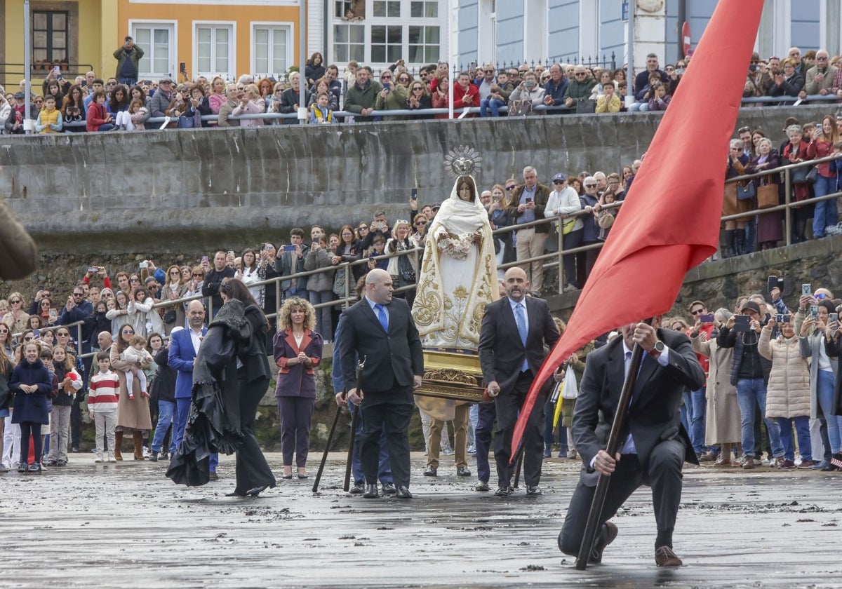 El paso de la Virgen del Rosario en la Venia de Luanco