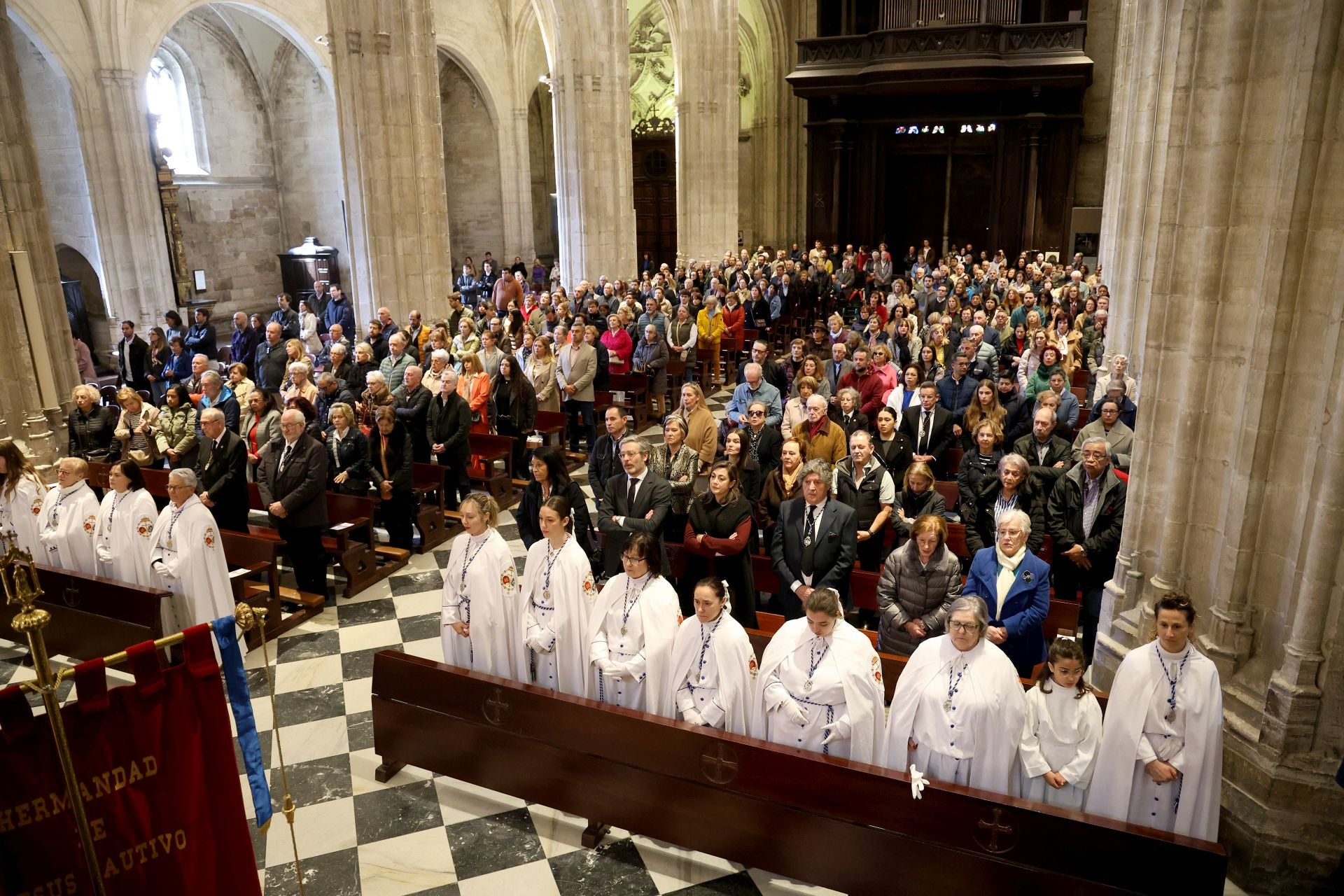 Misa y procesión por el Domingo de Pascua en Oviedo