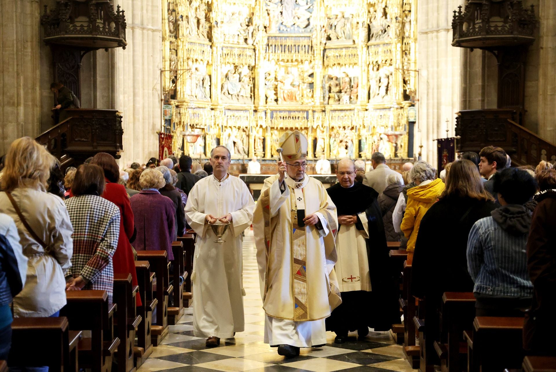 Misa y procesión por el Domingo de Pascua en Oviedo