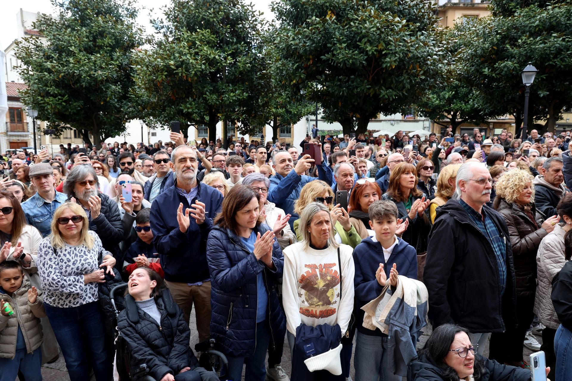 Misa y procesión por el Domingo de Pascua en Oviedo