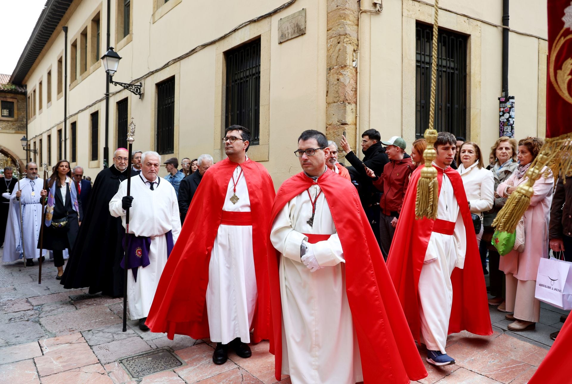 Misa y procesión por el Domingo de Pascua en Oviedo